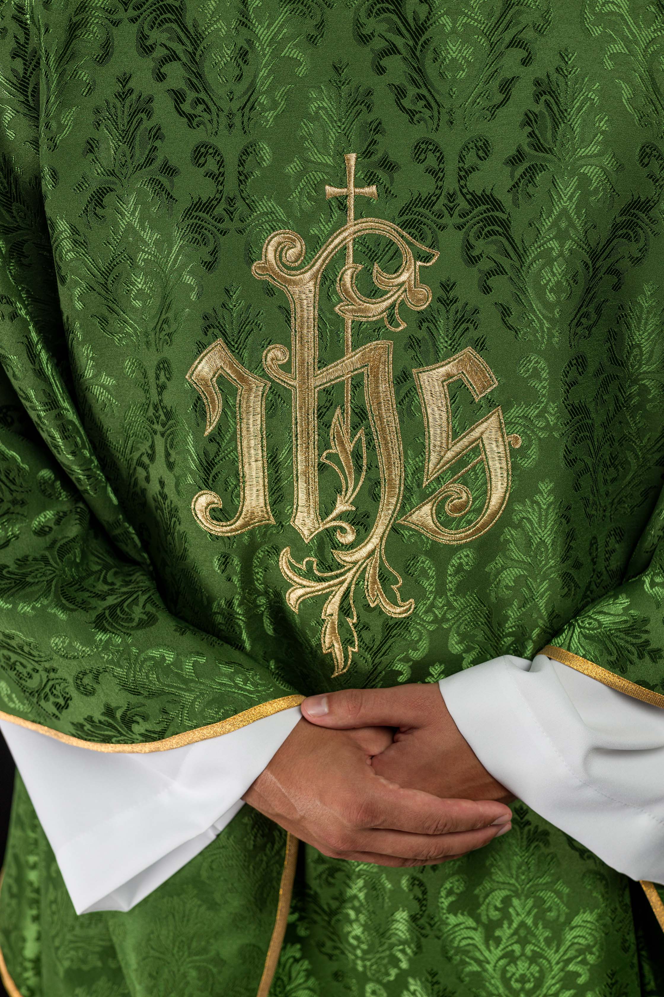Casula verde com bordado IHS em tecido ornamental - chasubles.com.br