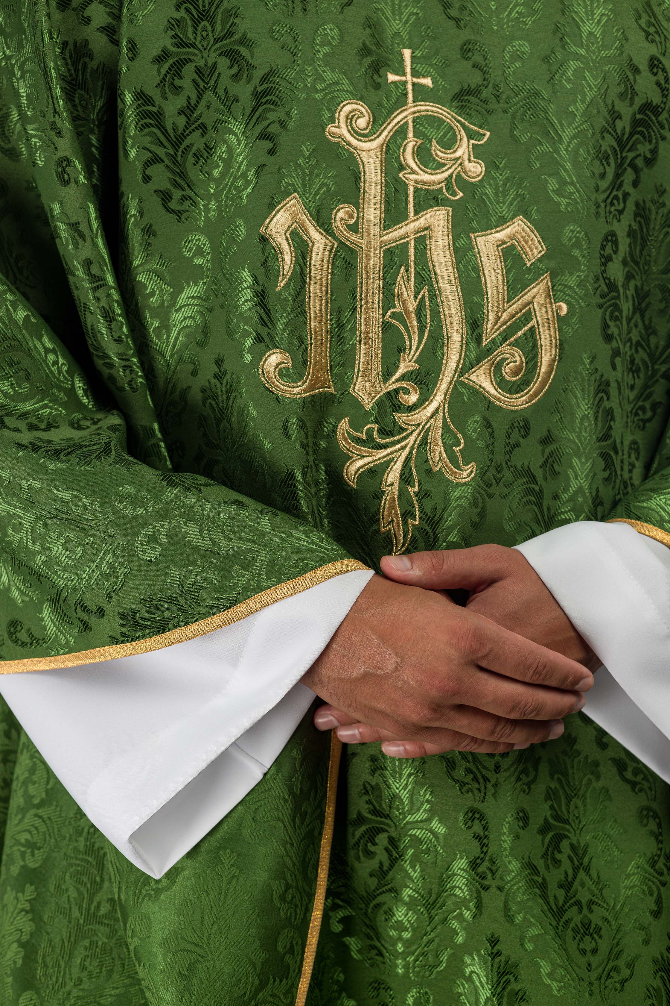 Casula verde com bordado IHS em tecido ornamental - chasubles.com.br