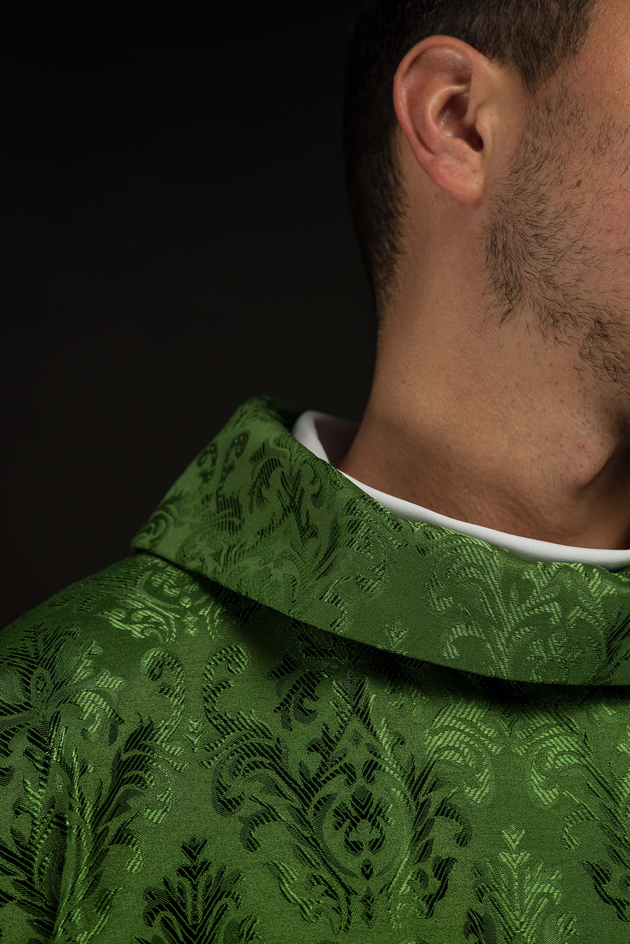 Casula verde com bordado IHS em tecido ornamental - chasubles.com.br