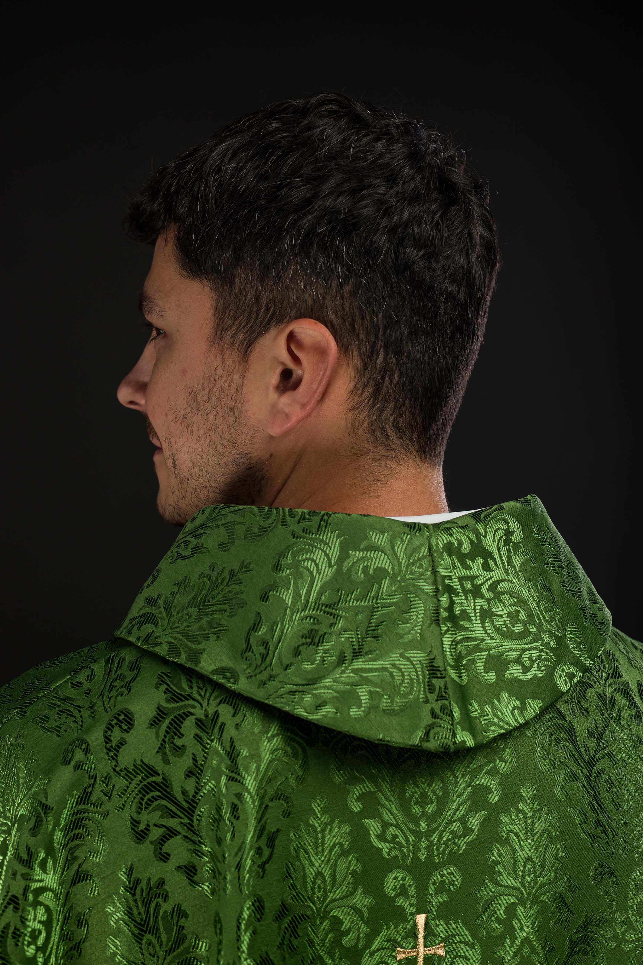 Casula verde com bordado IHS em tecido ornamental - chasubles.com.br