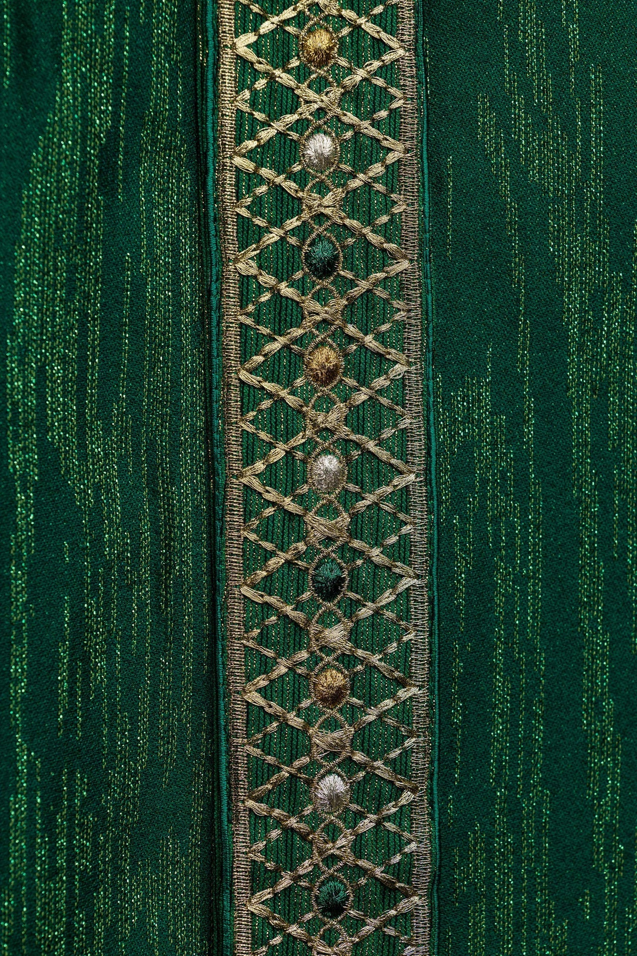 Casula verde com faixa e gola bordadas