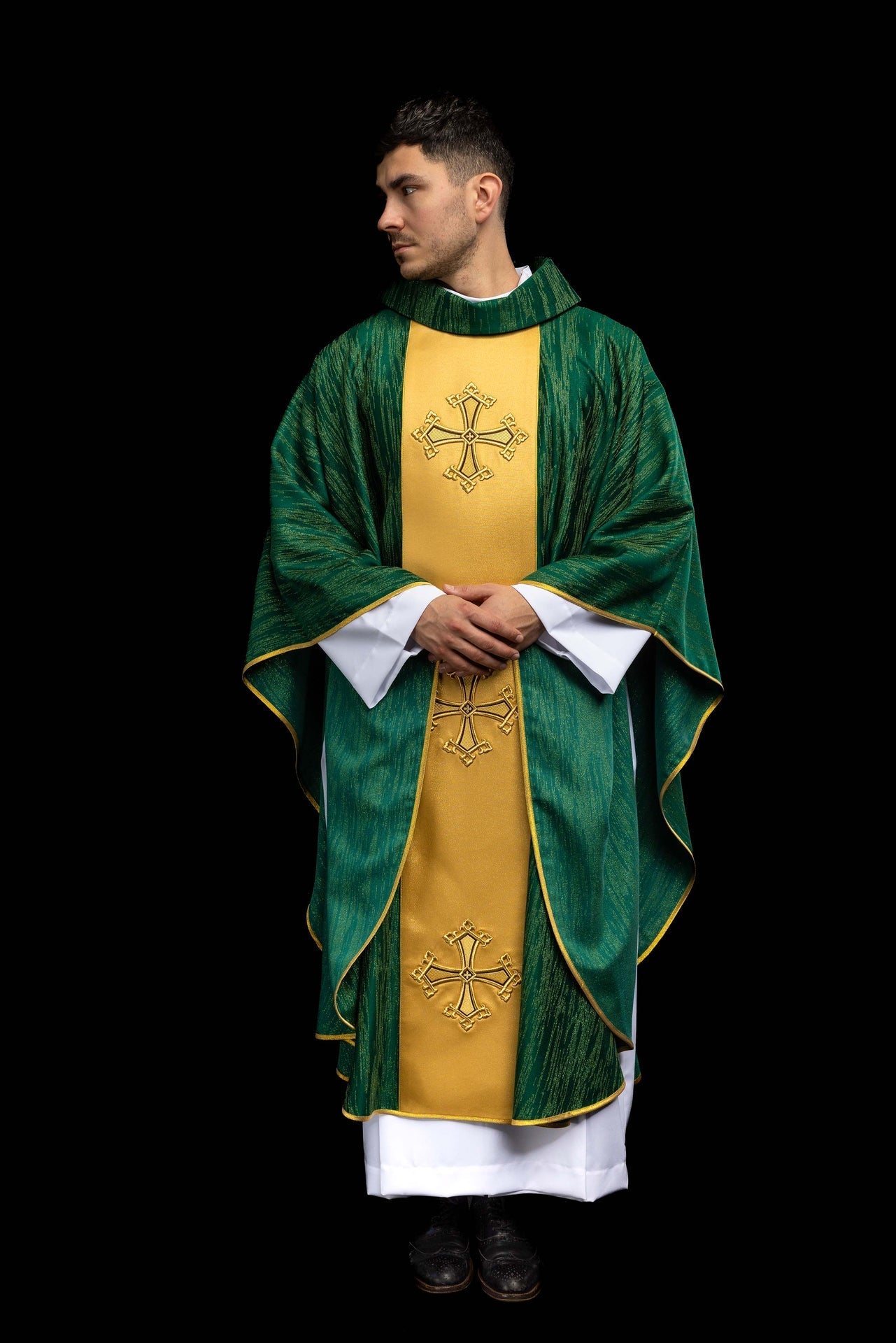 Casula verde com bordado de cruz e faixa em tecido ornamental