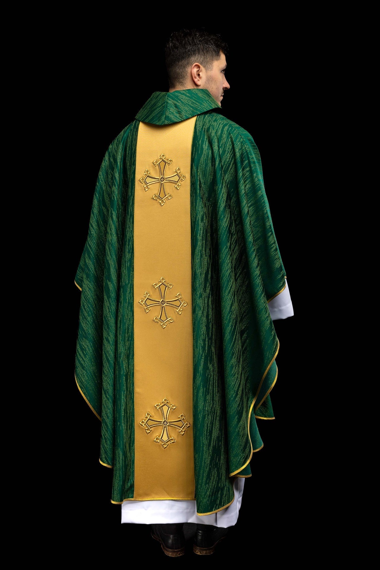 Casula verde com bordado de cruz e faixa em tecido ornamental