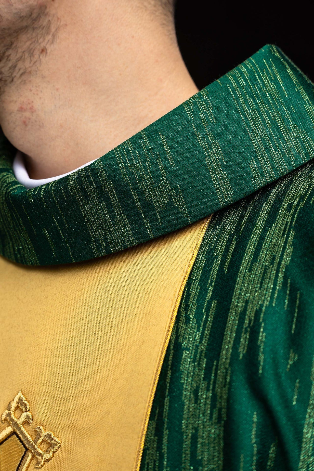 Casula verde com bordado de cruz e faixa em tecido ornamental