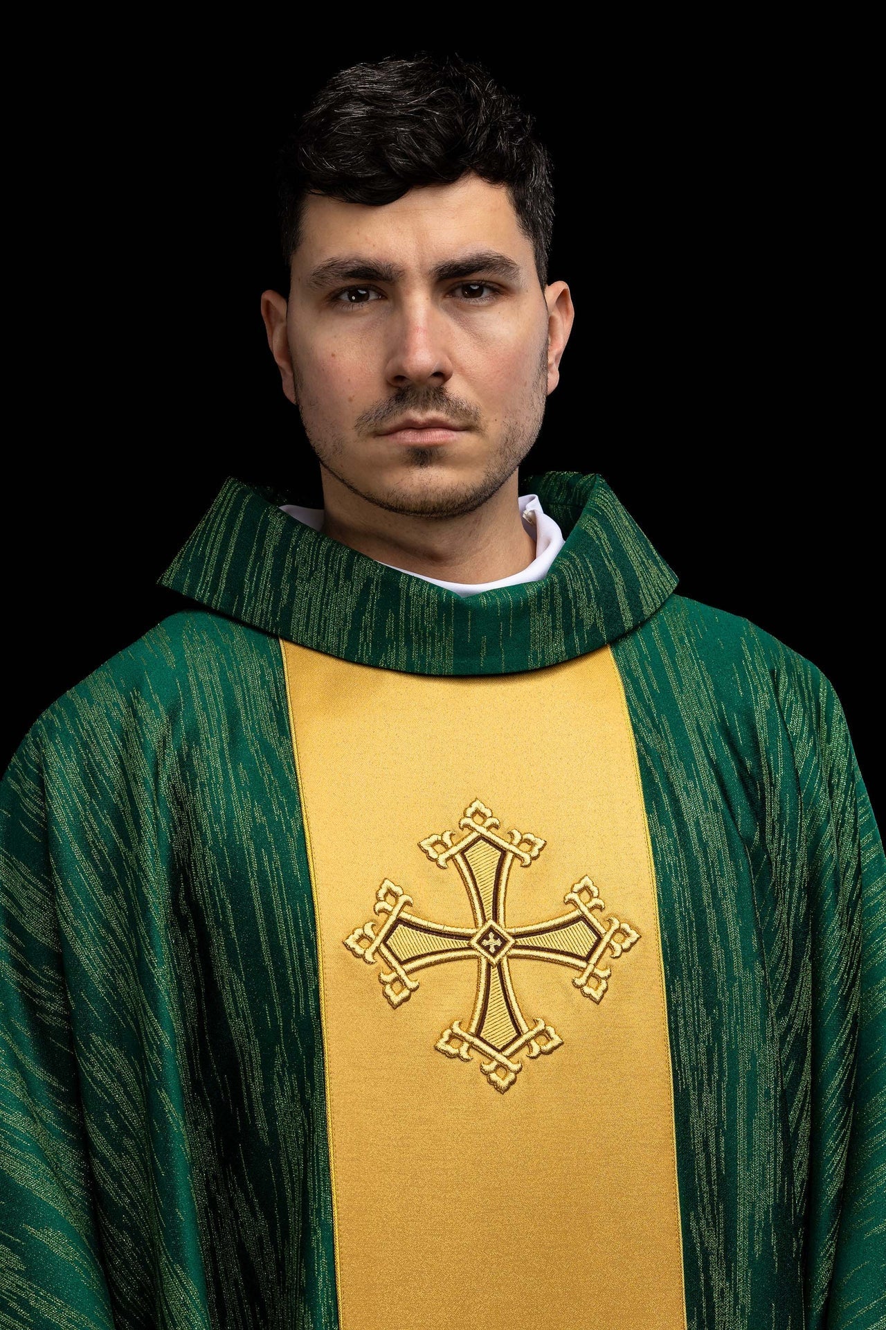 Casula verde com bordado de cruz e faixa em tecido ornamental