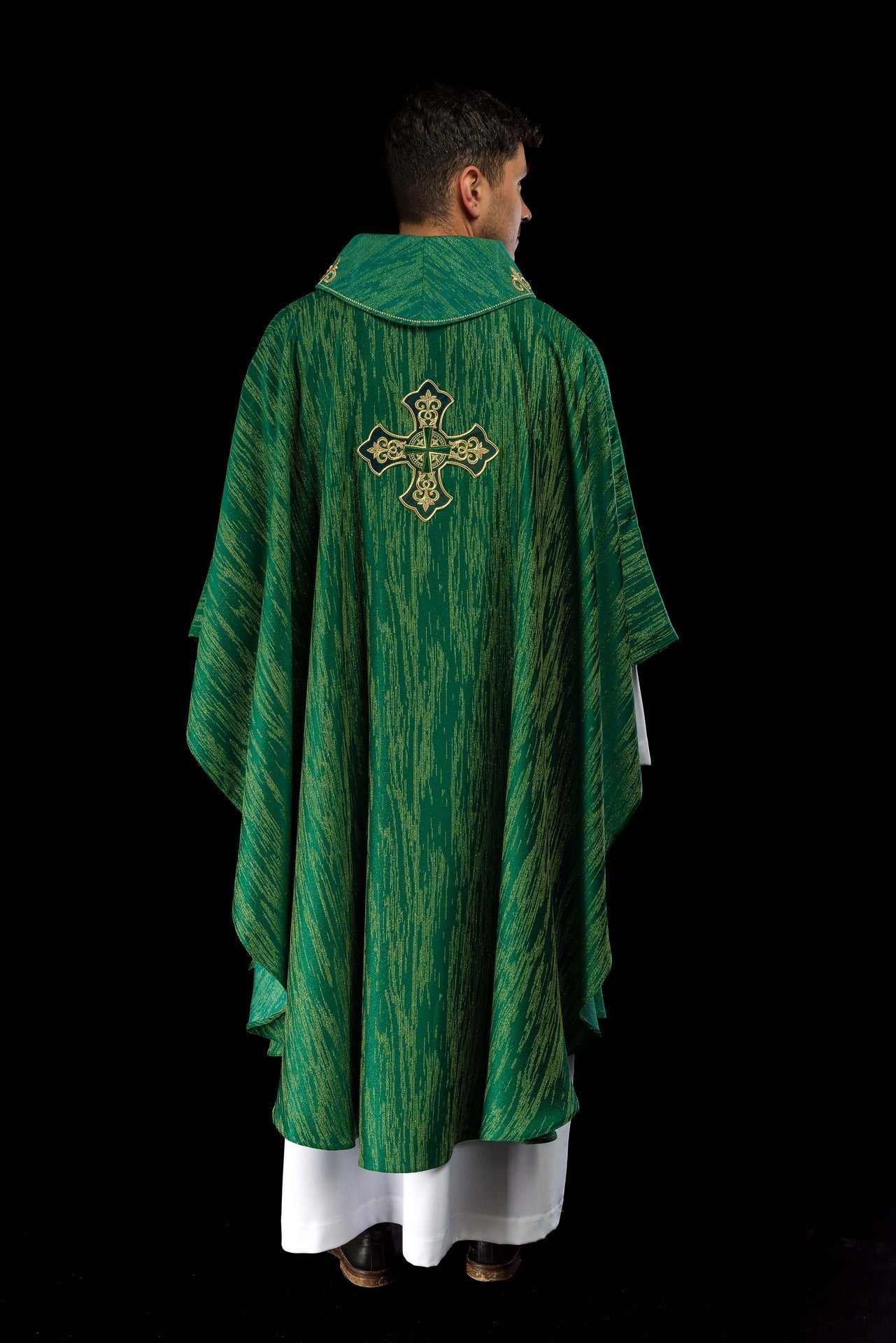 Casula verde com bordado de cruz em tecido ornamental