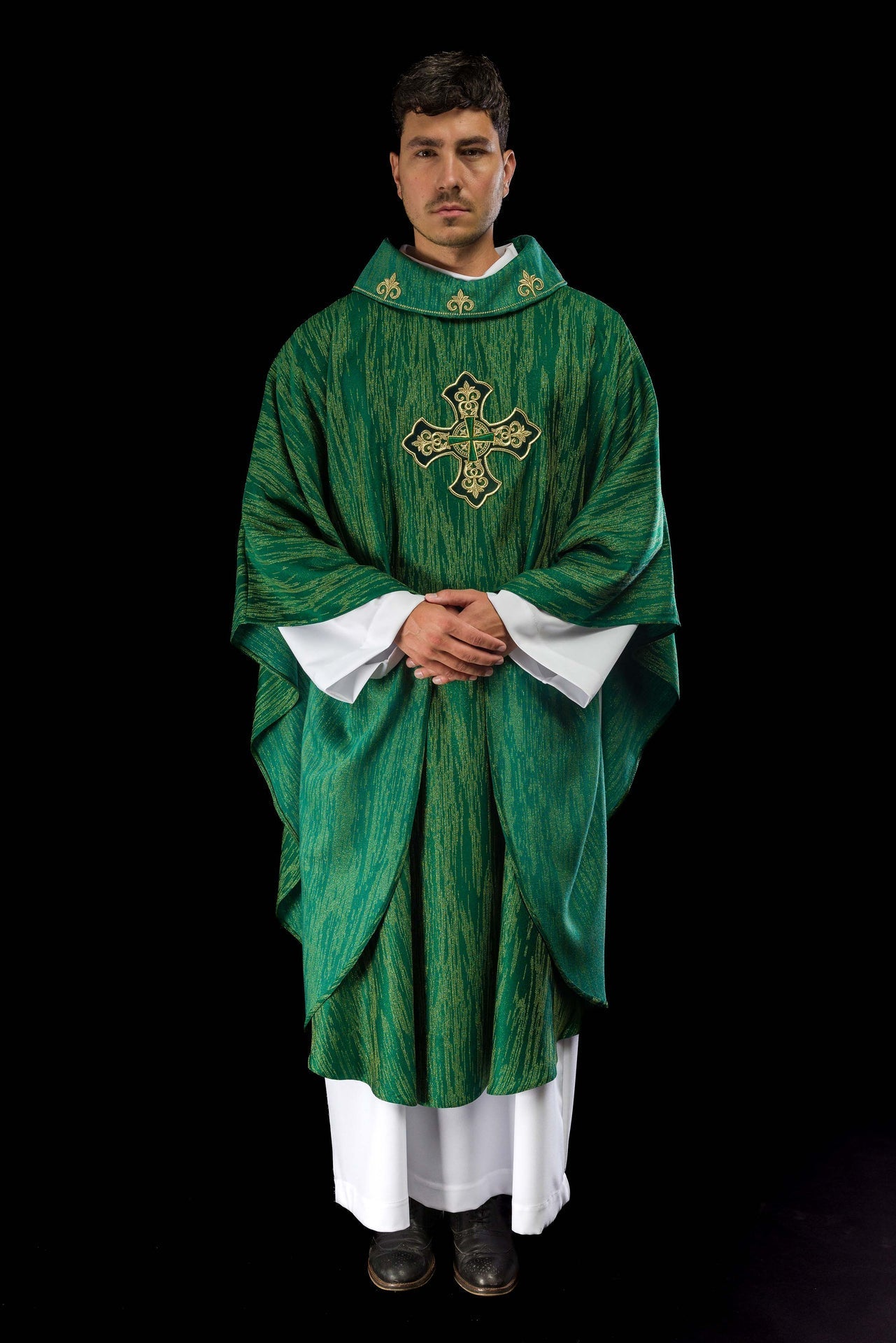 Casula verde com bordado de cruz em tecido ornamental