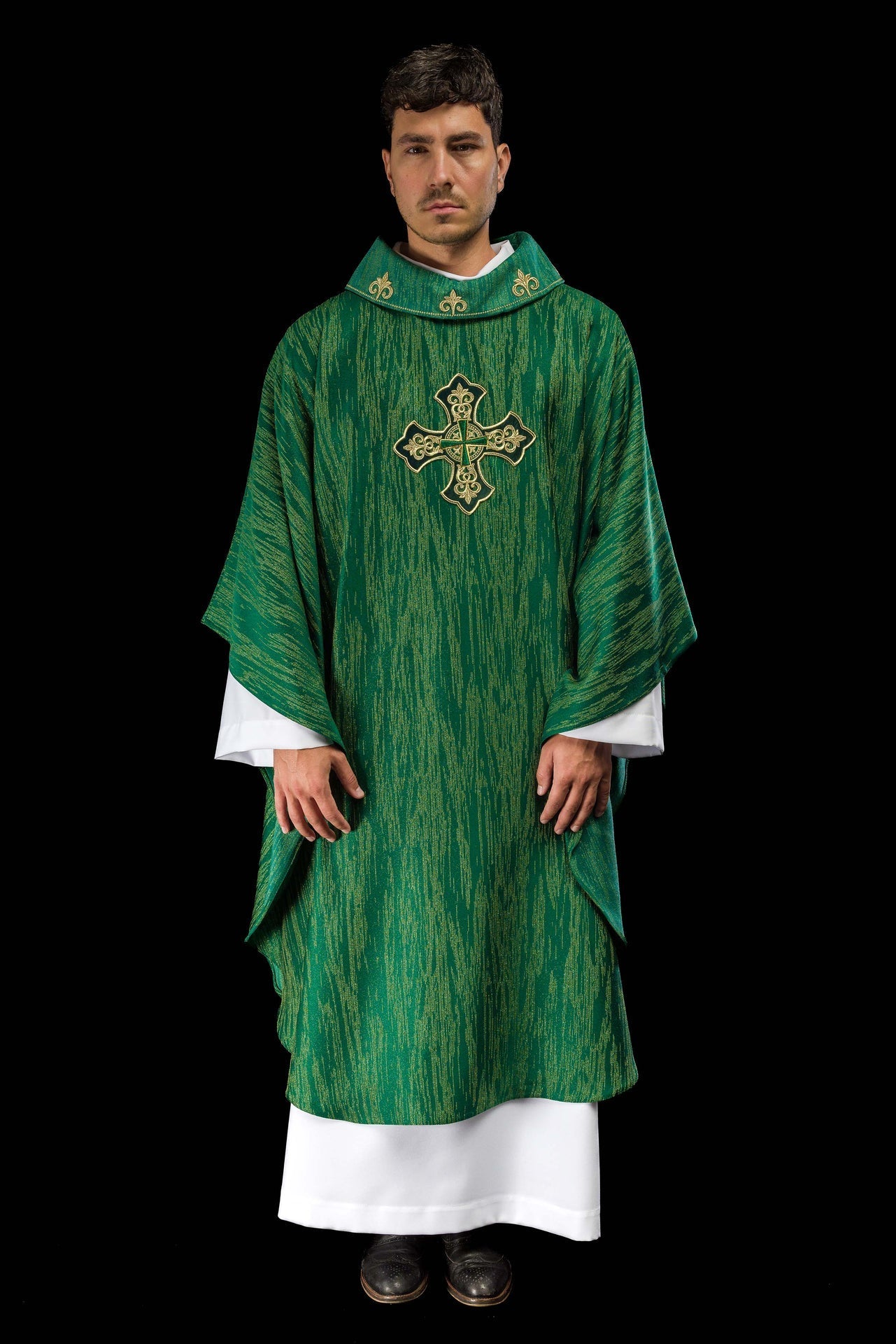 Casula verde com bordado de cruz em tecido ornamental