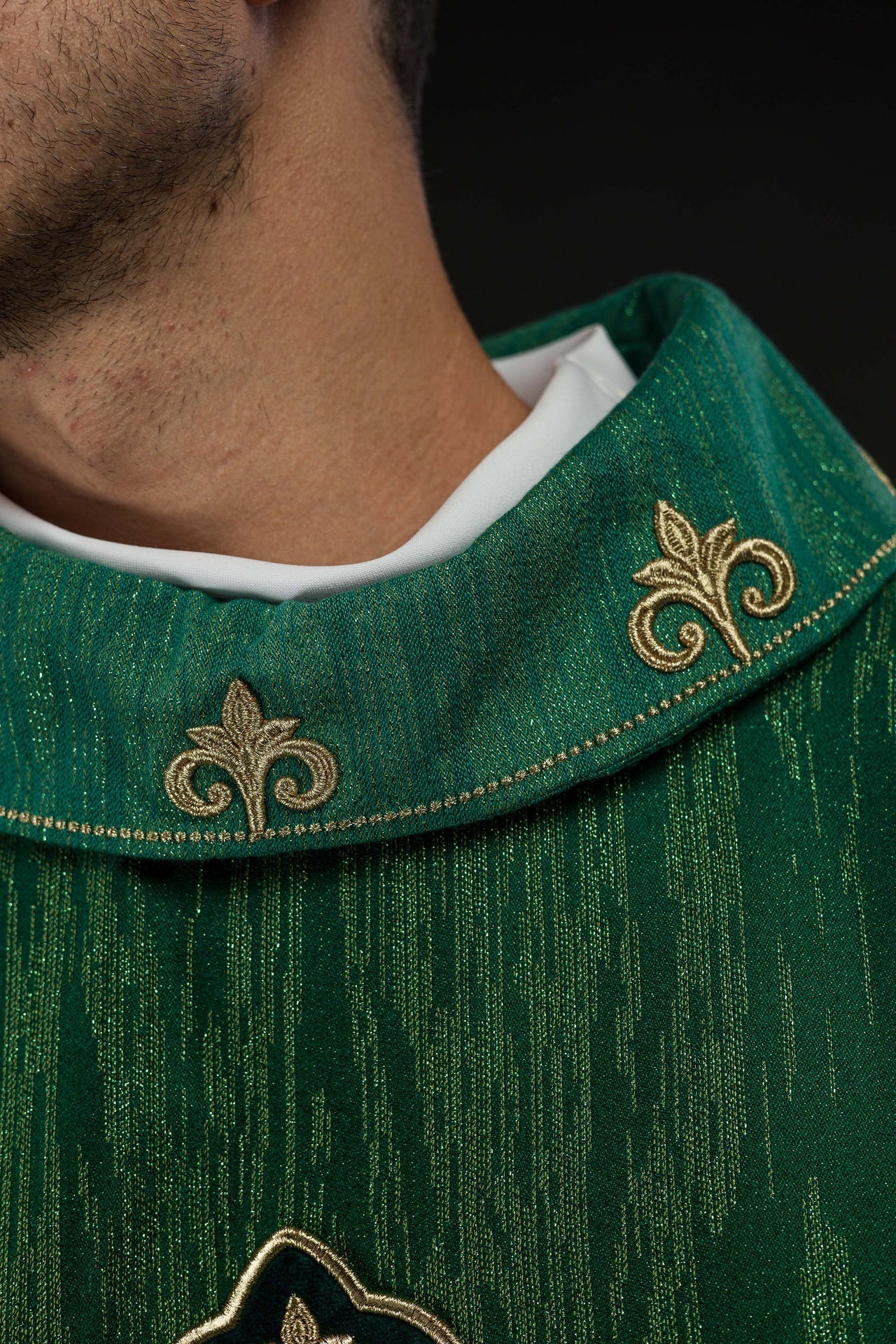 Casula verde com bordado de cruz em tecido ornamental