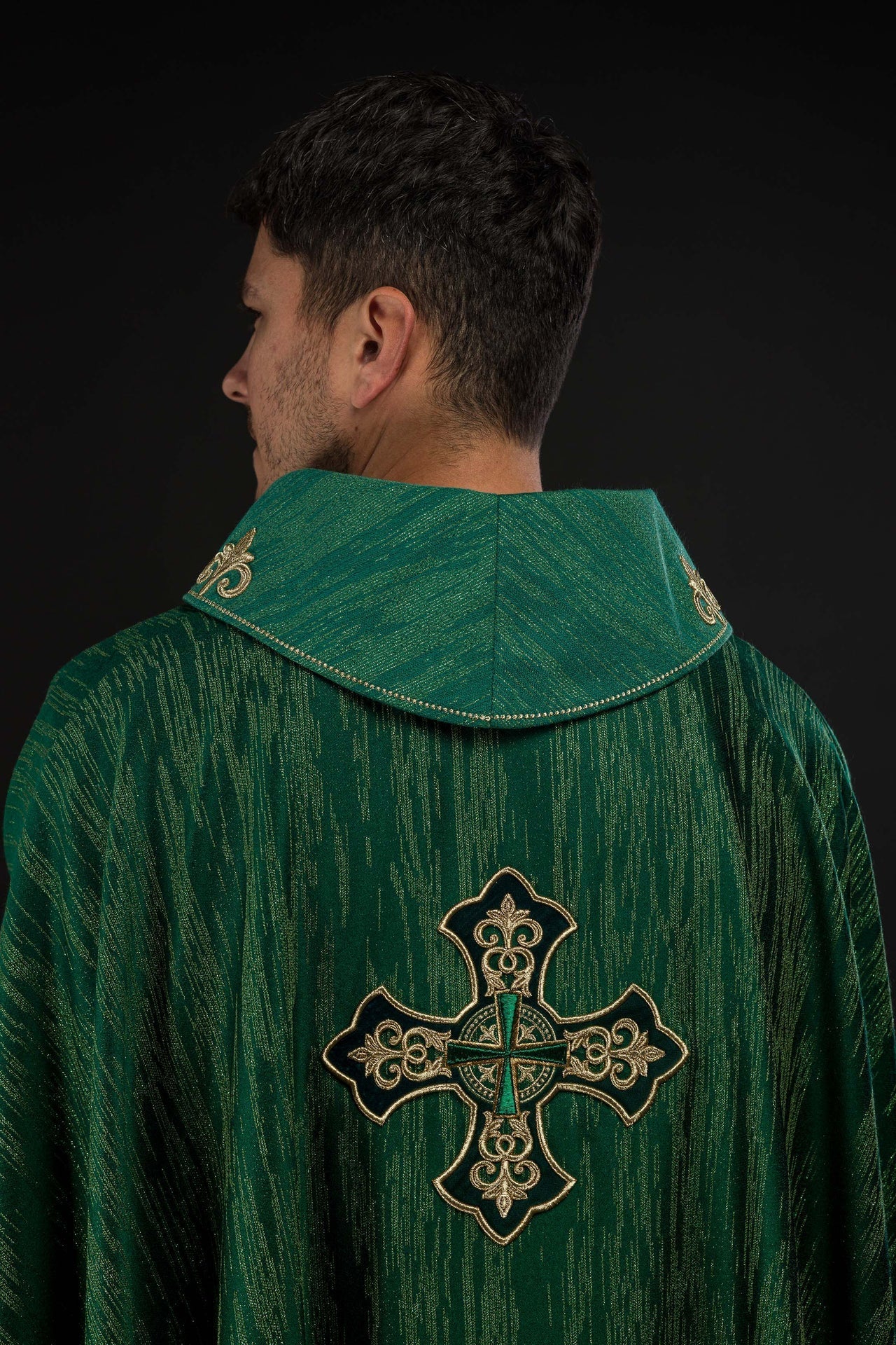 Casula verde com bordado de cruz em tecido ornamental