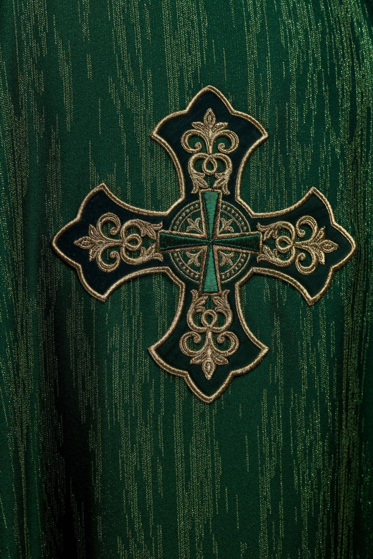 Casula verde com bordado de cruz em tecido ornamental