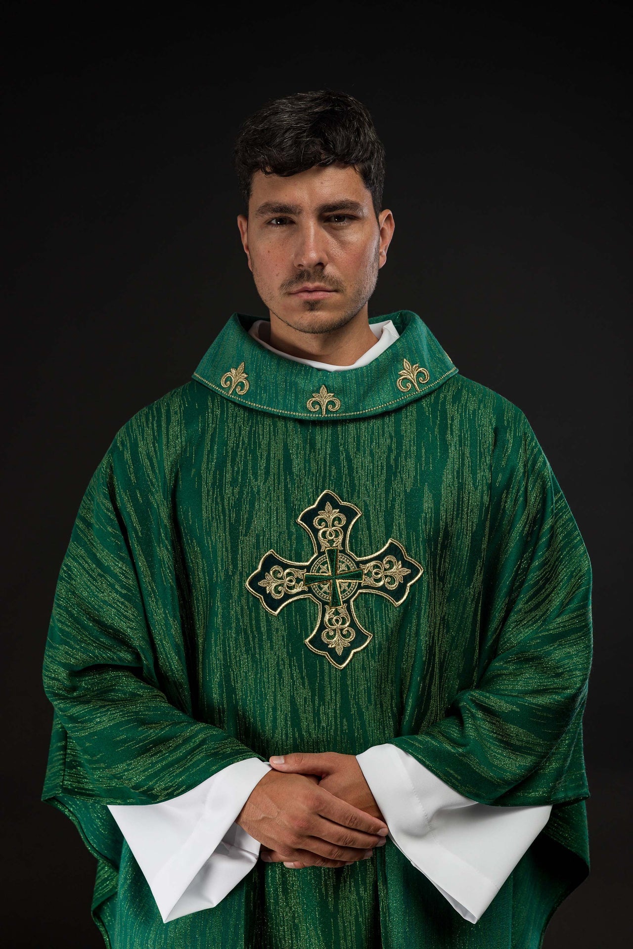 Casula verde com bordado de cruz em tecido ornamental