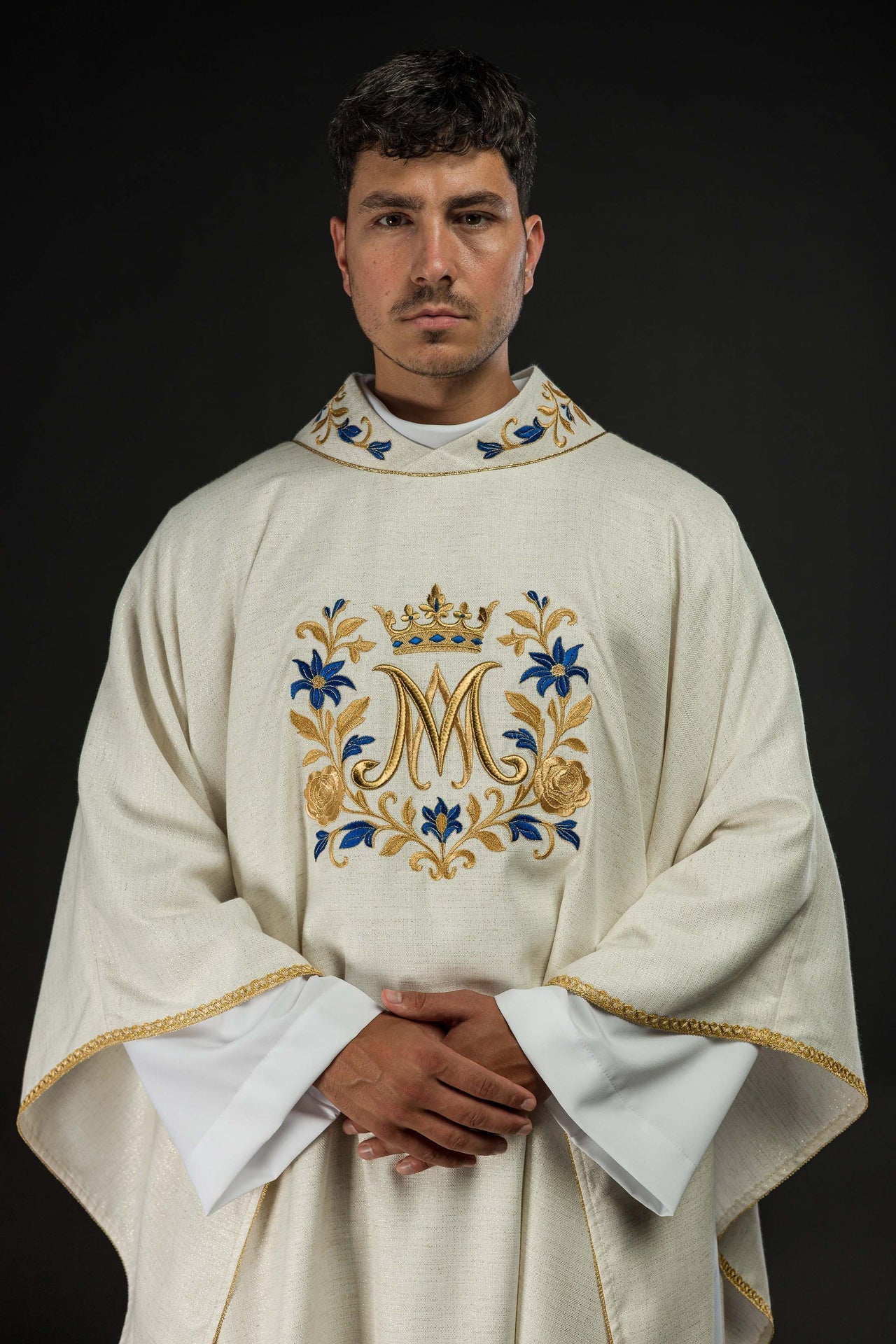 Casula bordada com motivo mariano creme