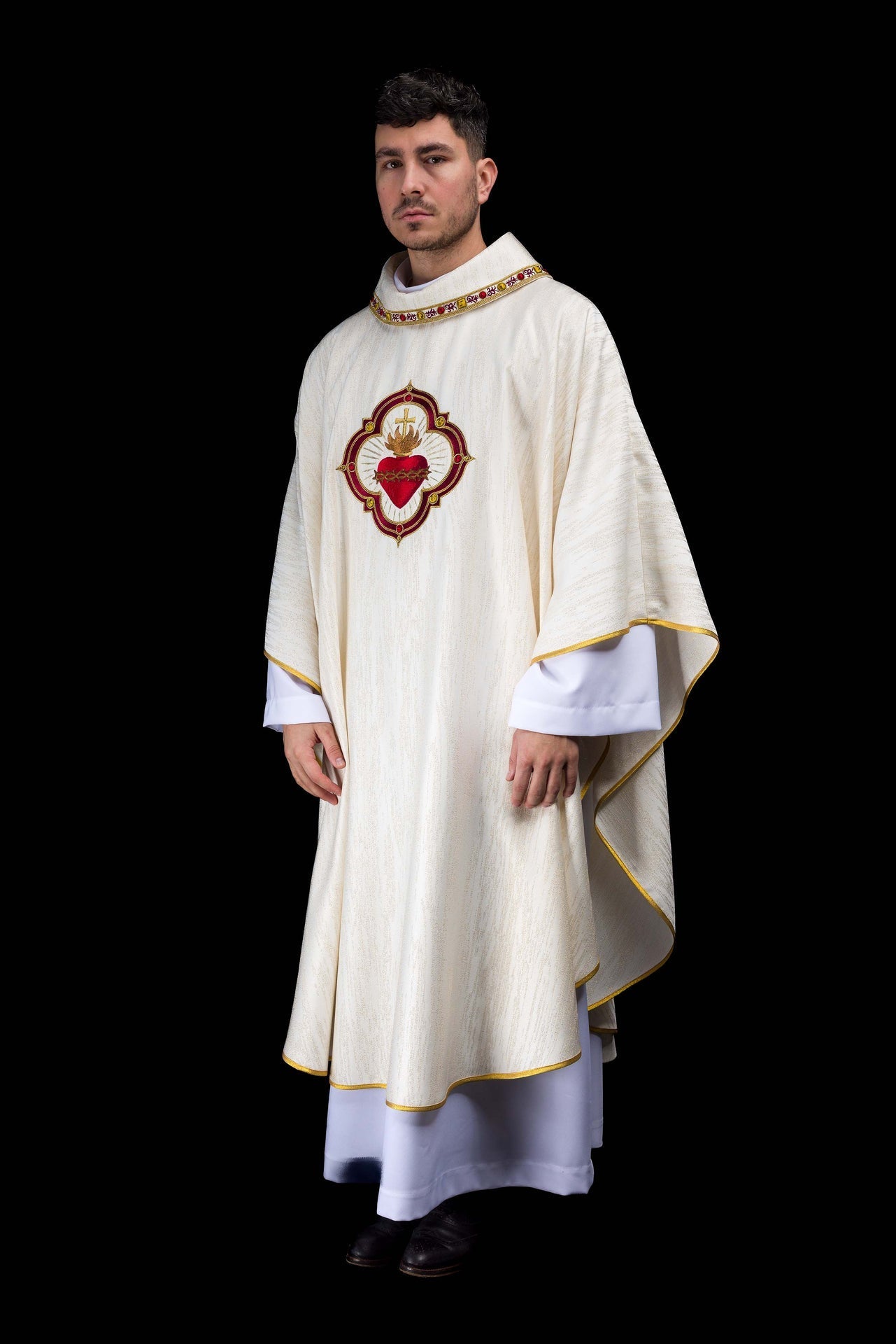 Casula bordada com Sagrado Coração de Jesus e Cálice Eucarístico