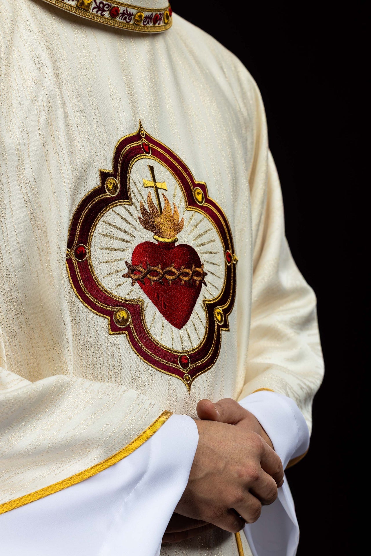 Casula bordada com Sagrado Coração de Jesus e Cálice Eucarístico