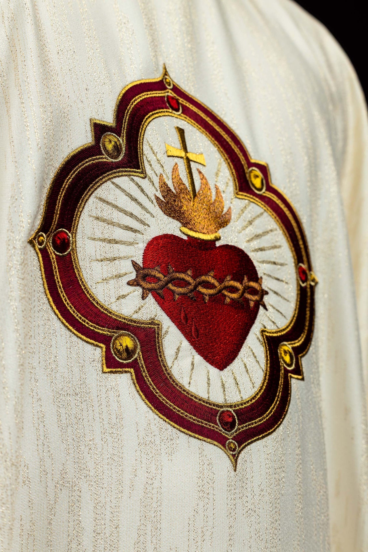 Casula bordada com Sagrado Coração de Jesus e Cálice Eucarístico
