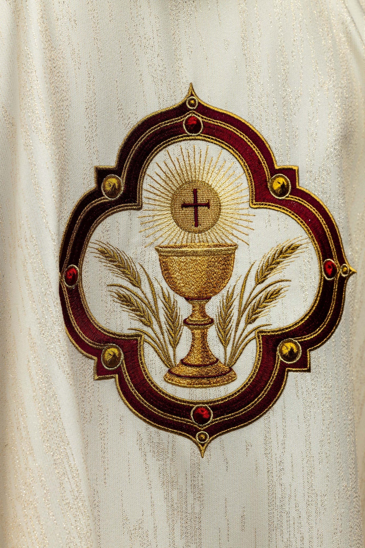 Casula bordada com Sagrado Coração de Jesus e Cálice Eucarístico