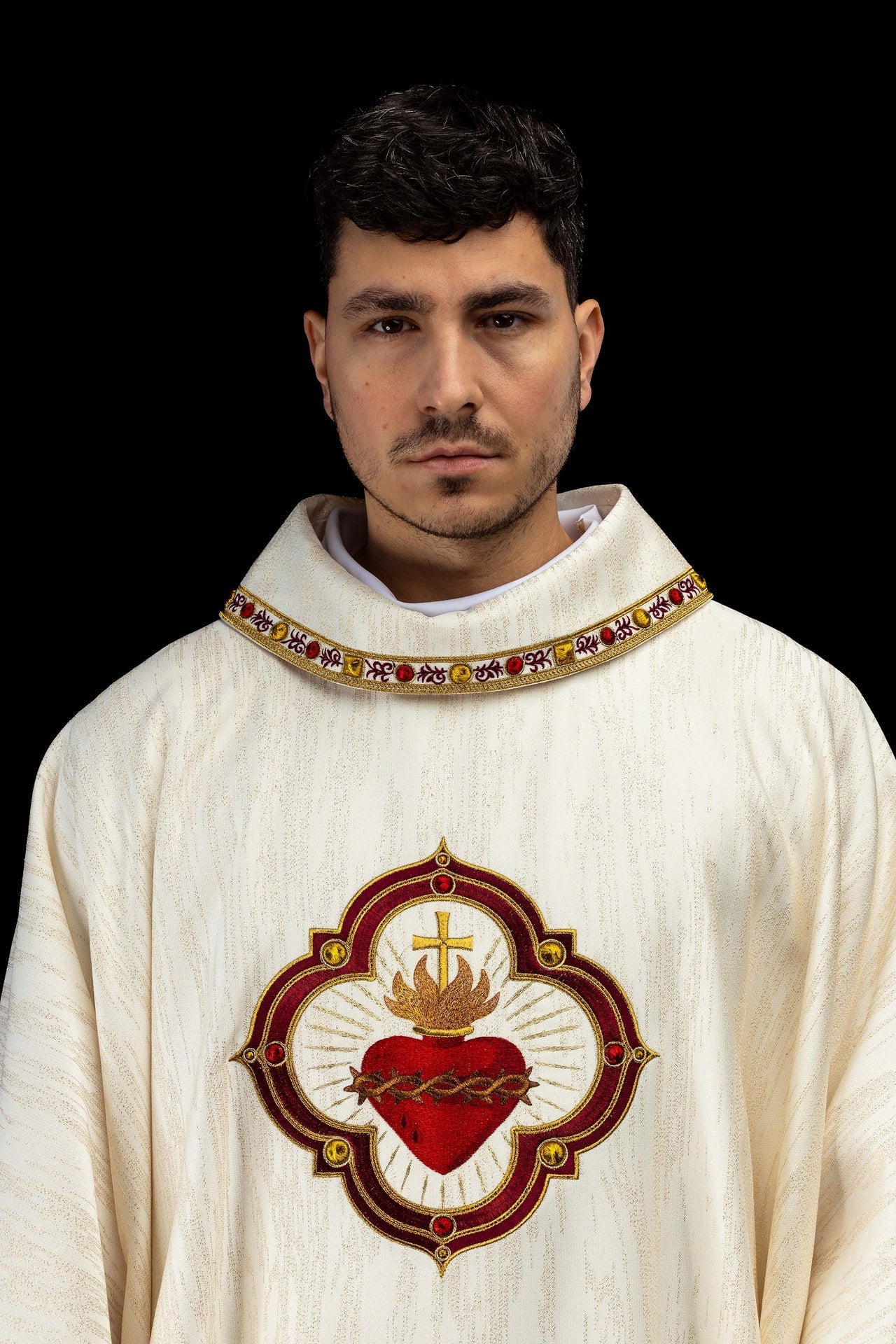 Casula bordada com Sagrado Coração de Jesus e Cálice Eucarístico