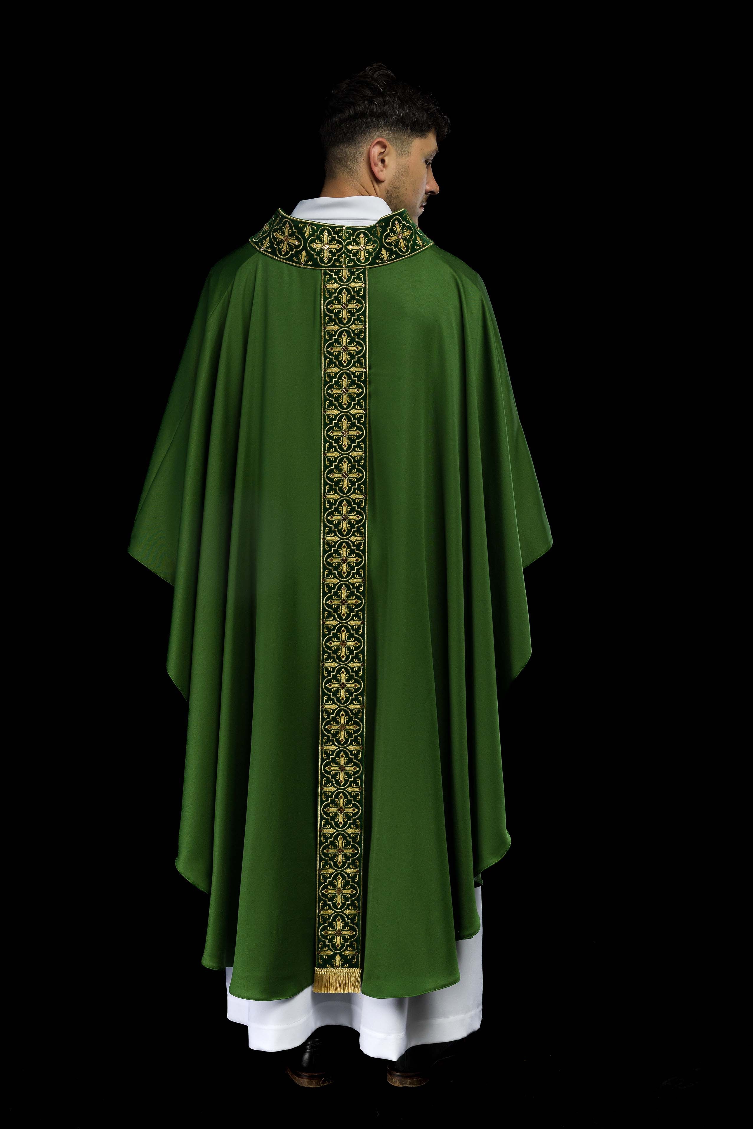 Casula verde decorada com 500 pedras e faixa estreita - chasubles.com.br