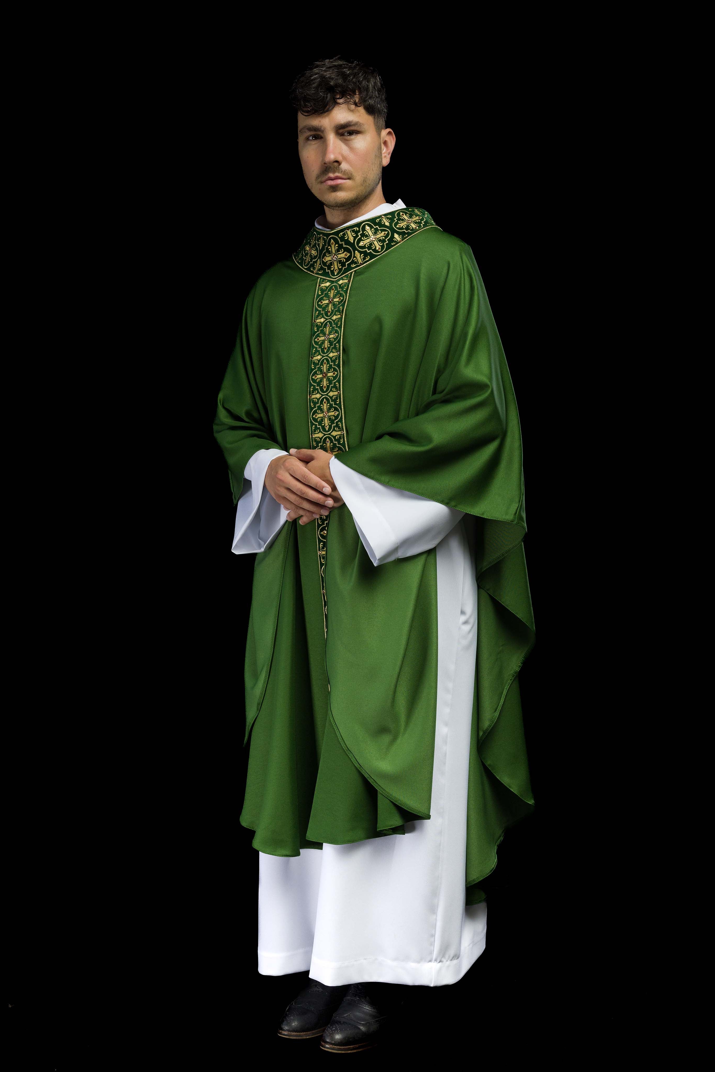 Casula verde decorada com 500 pedras e faixa estreita - chasubles.com.br