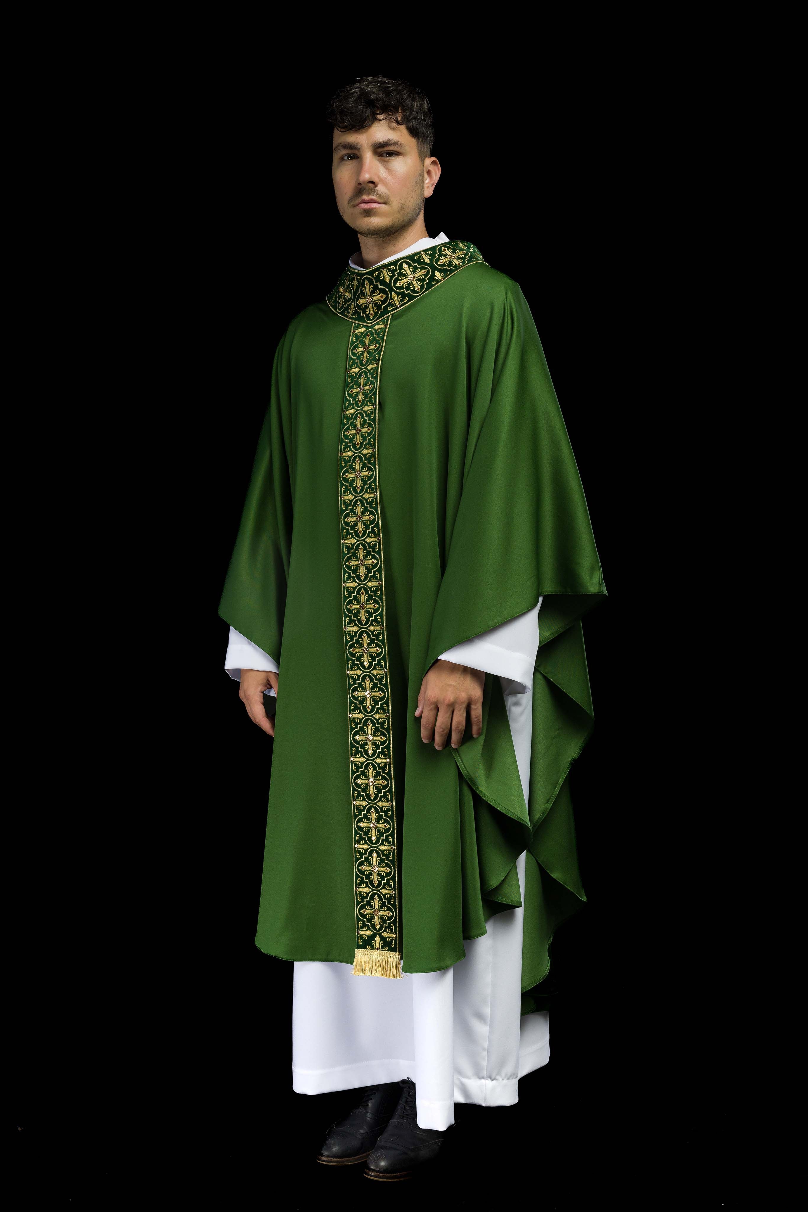 Casula verde decorada com 500 pedras e faixa estreita - chasubles.com.br