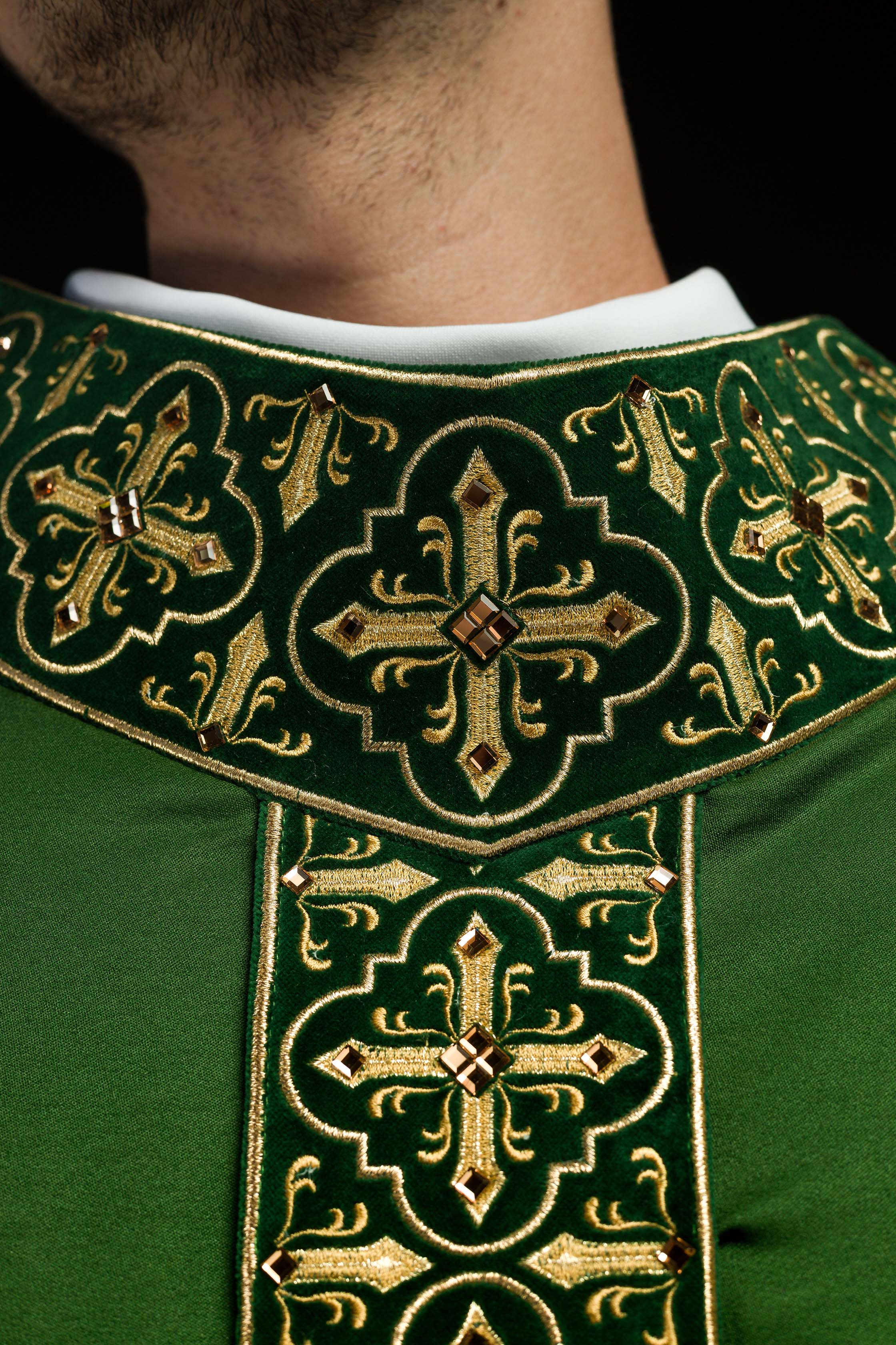 Casula verde decorada com 500 pedras e faixa estreita - chasubles.com.br