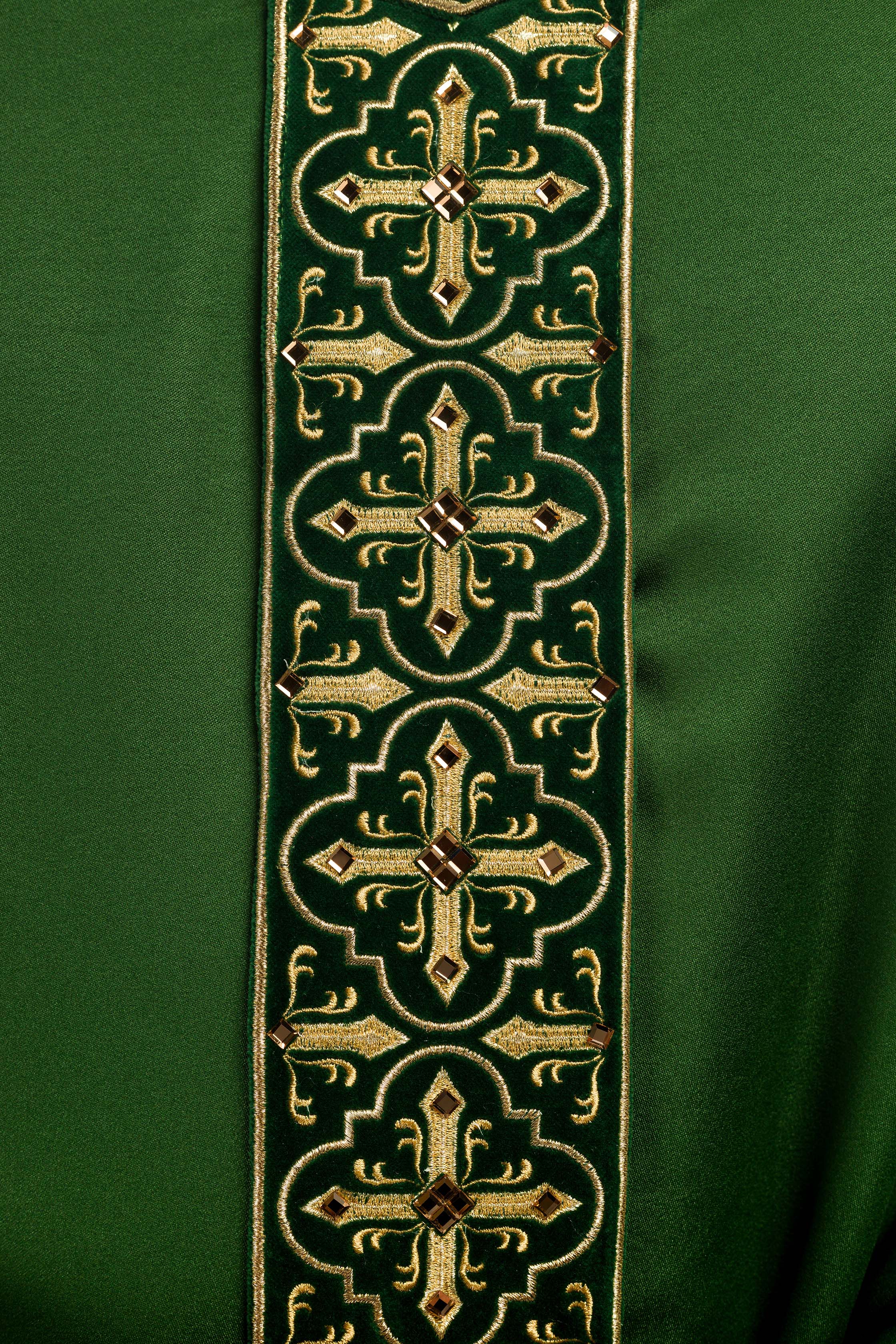 Casula verde decorada com 500 pedras e faixa estreita - chasubles.com.br