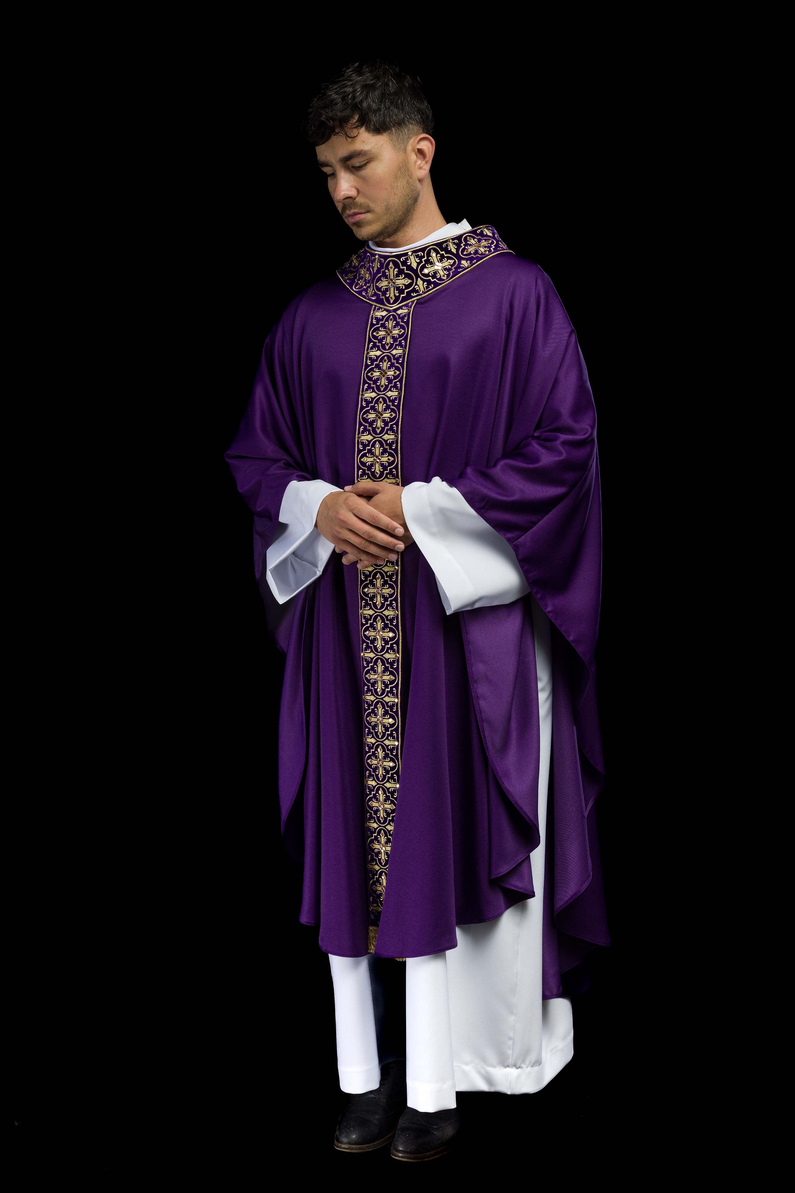Casula roxa adornada com 500 pedras e faixa estreita - chasubles.com.br