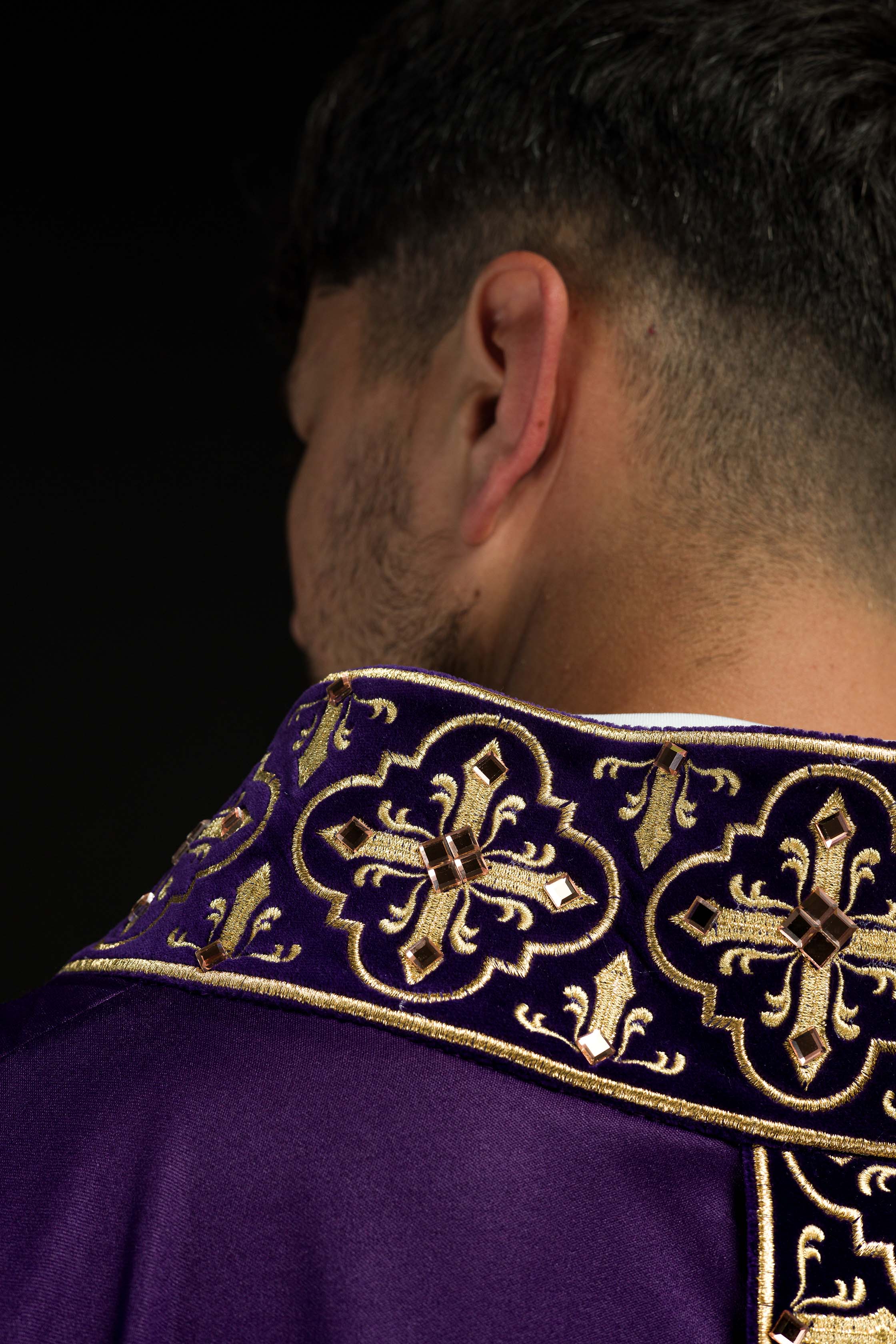 Casula roxa adornada com 500 pedras e faixa estreita - chasubles.com.br