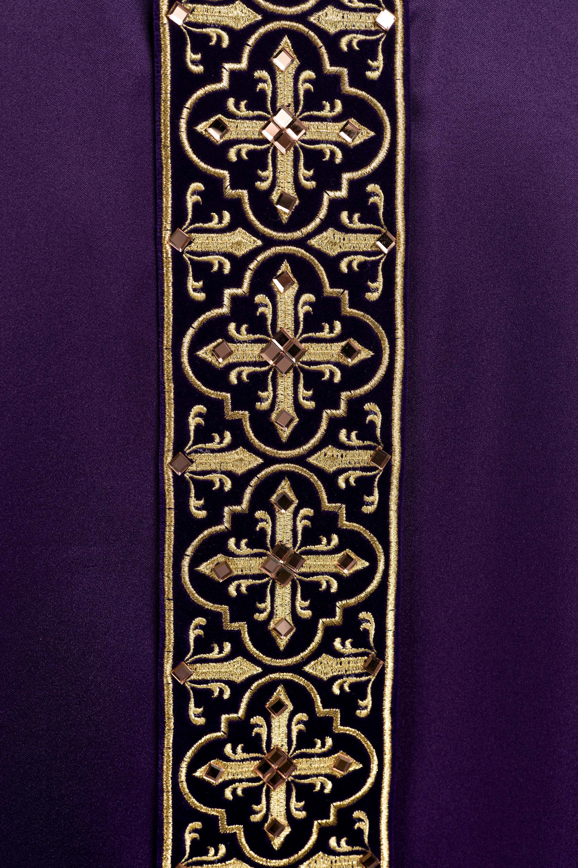 Casula roxa adornada com 500 pedras e faixa estreita - chasubles.com.br