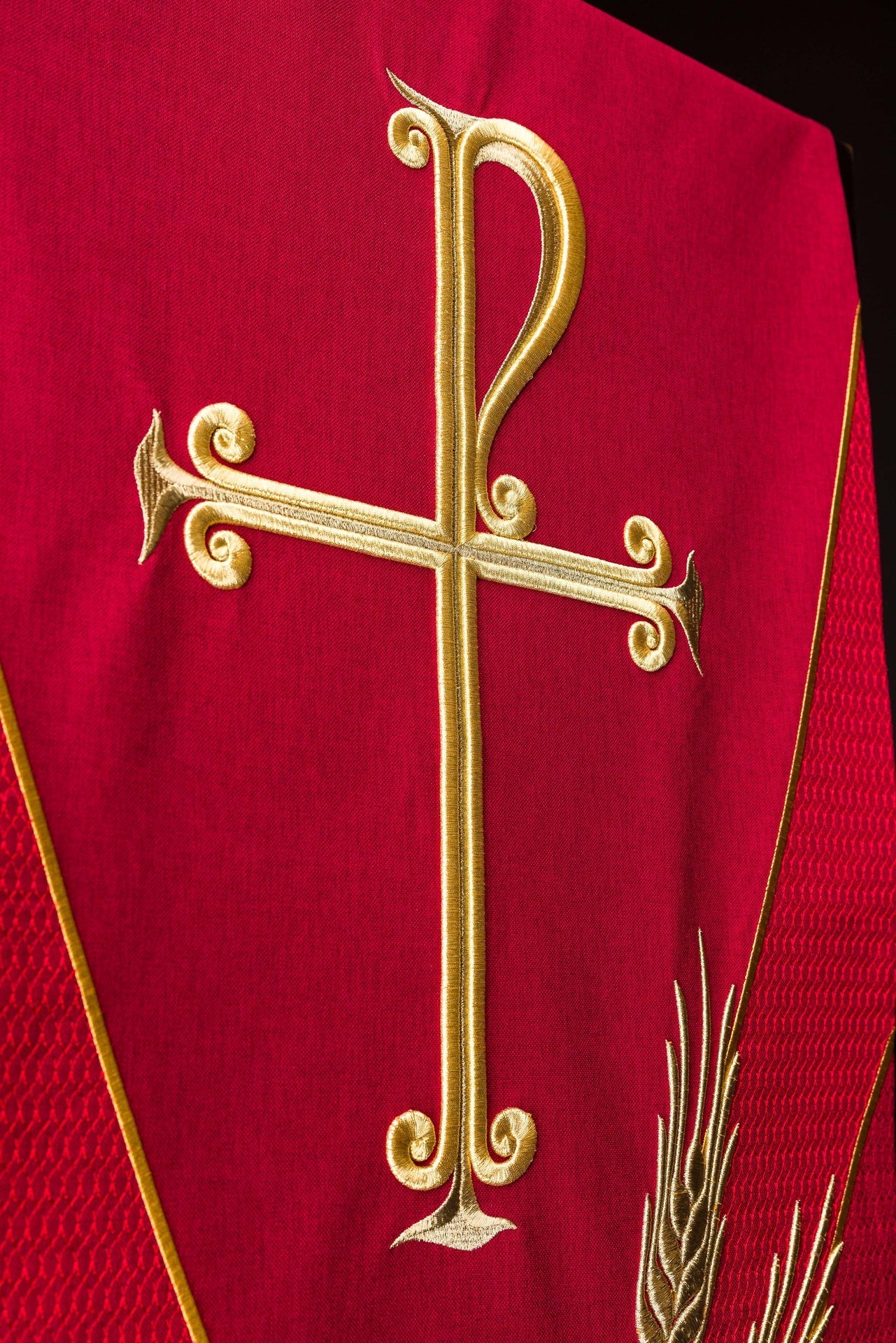 Pano para ambão vermelho com bordado de cruz e espigas de trigo - chasubles.com.br