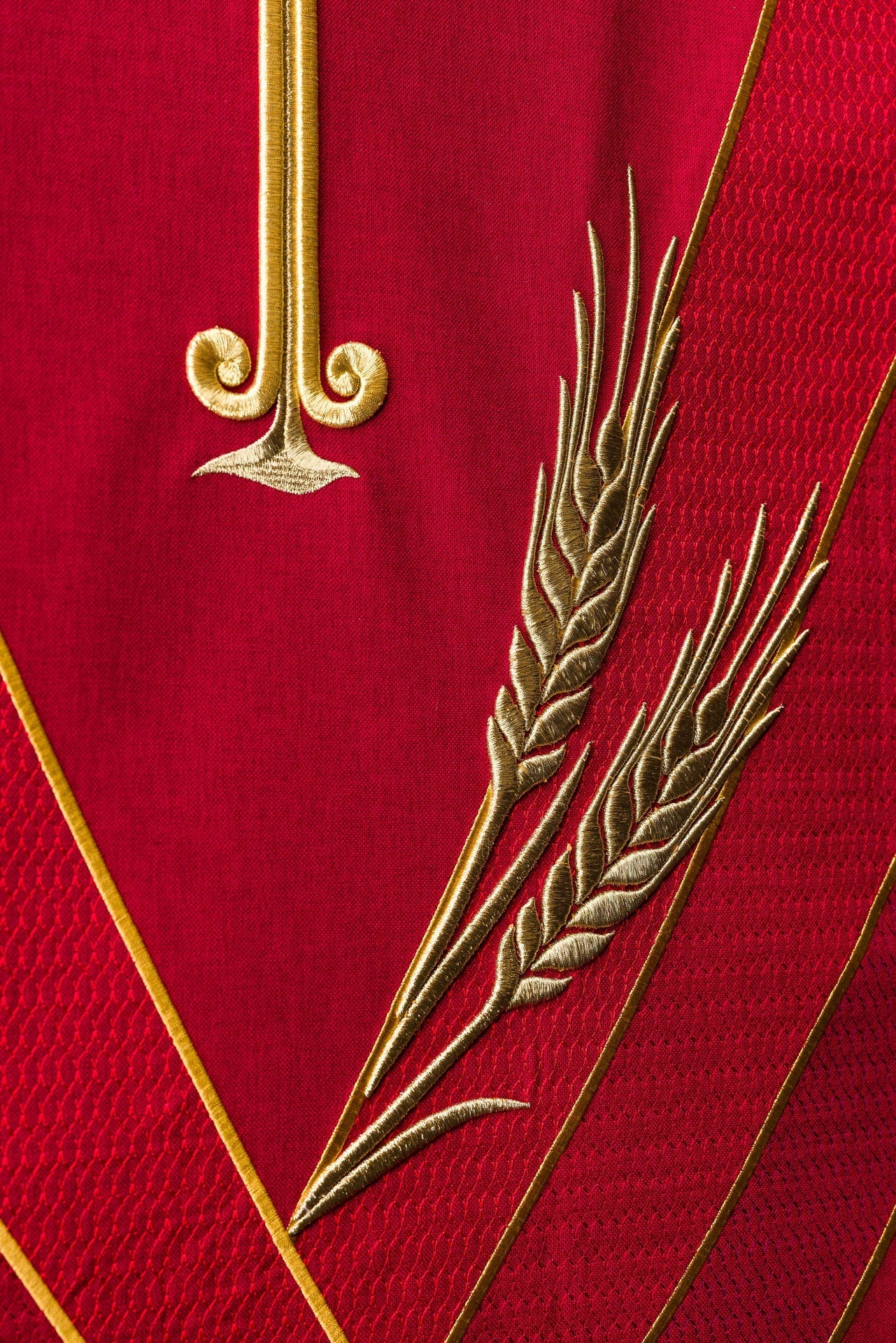 Pano para ambão vermelho com bordado de cruz e espigas de trigo - chasubles.com.br