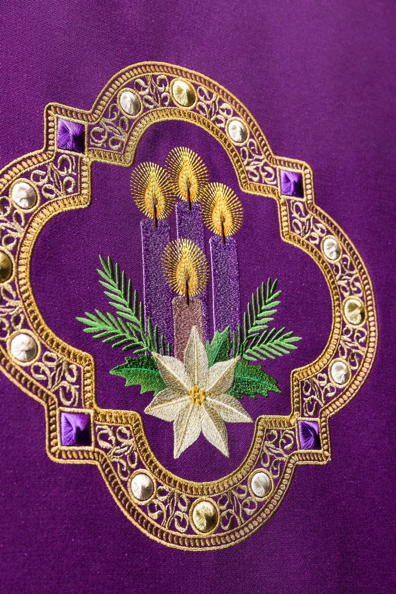 Pano de ambão roxo com bordado de Advento - chasubles.com.br