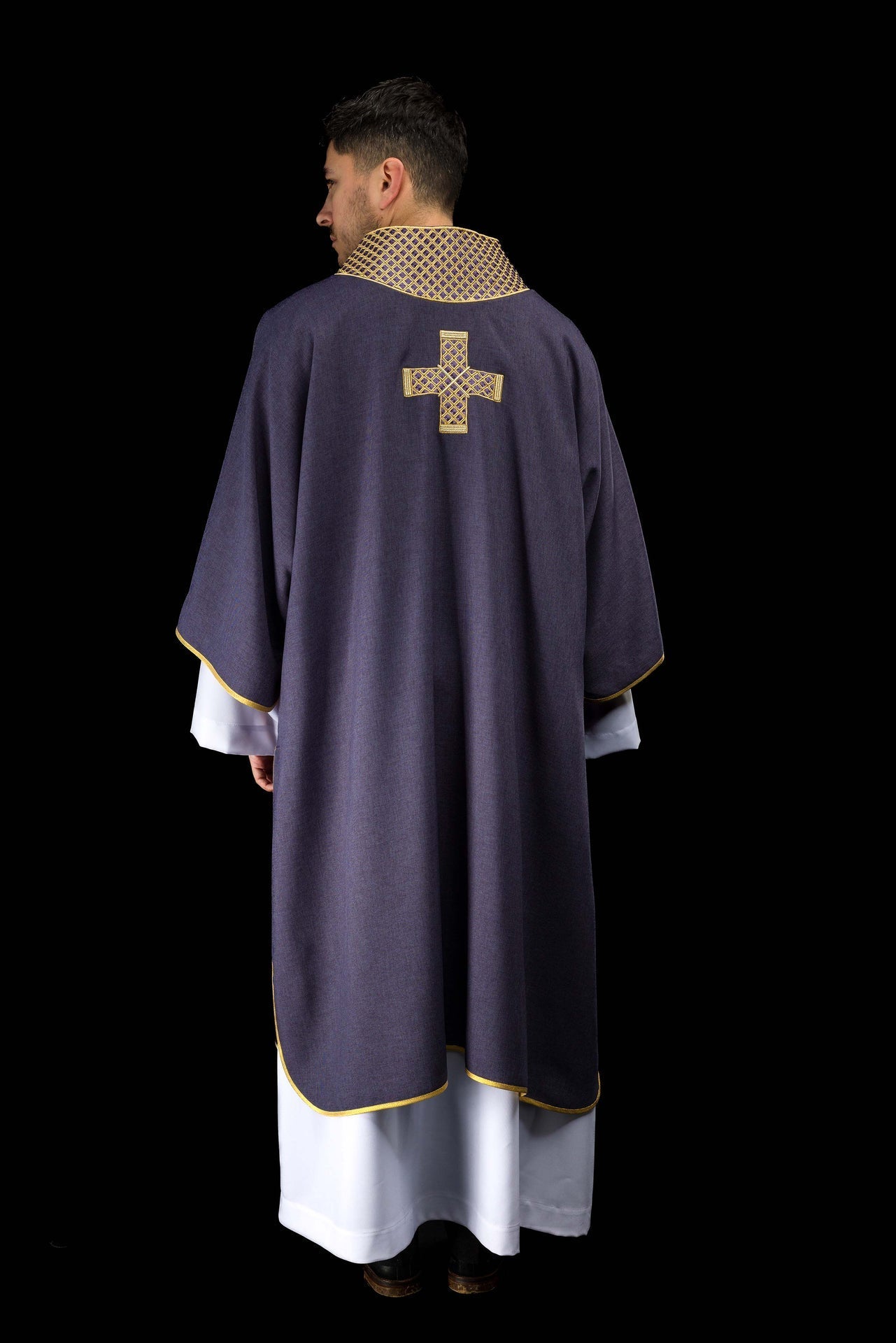 Dalmática com cruzes bordadas e gola roxa - chasubles.com.br
