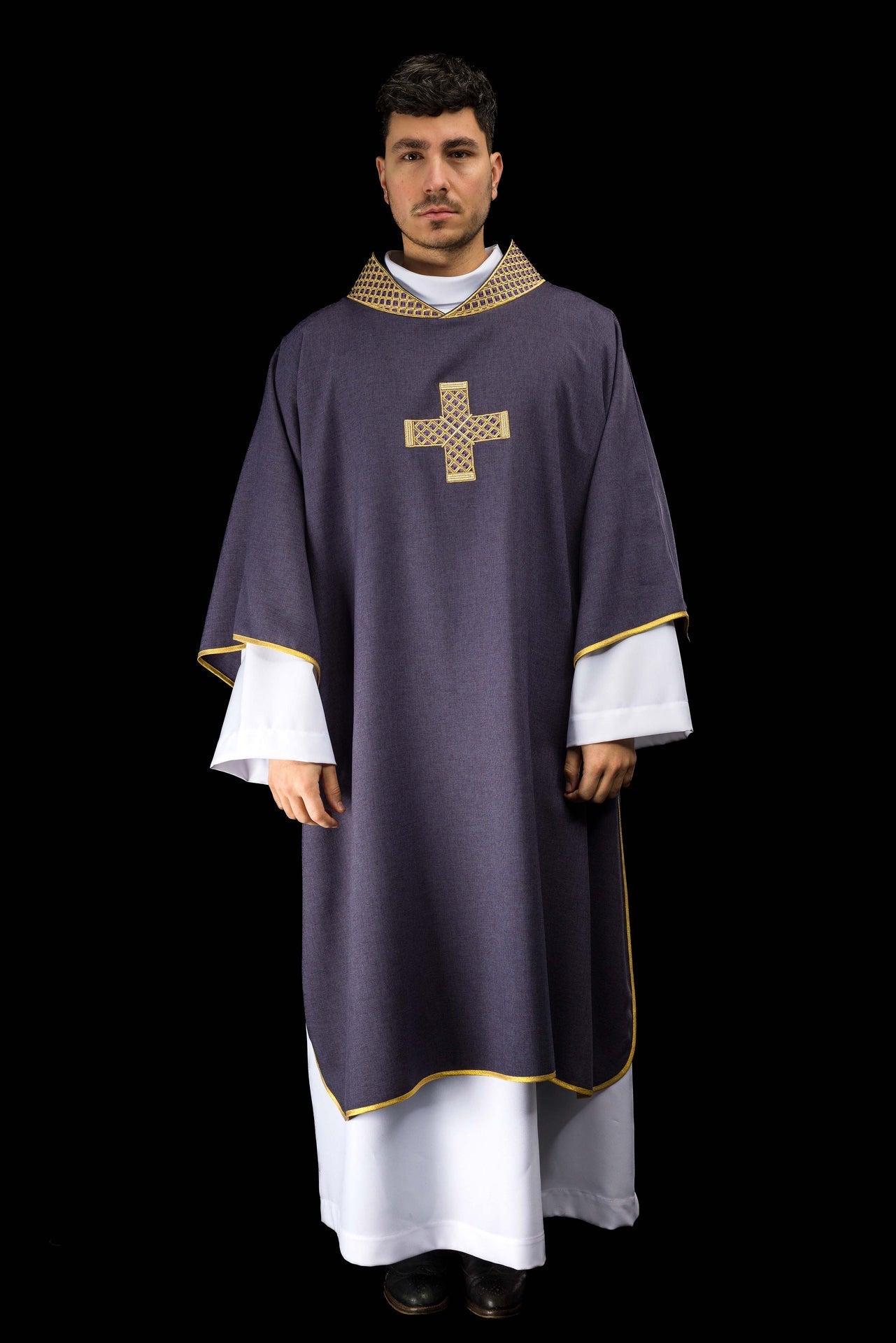 Dalmática com cruzes bordadas e gola roxa - chasubles.com.br
