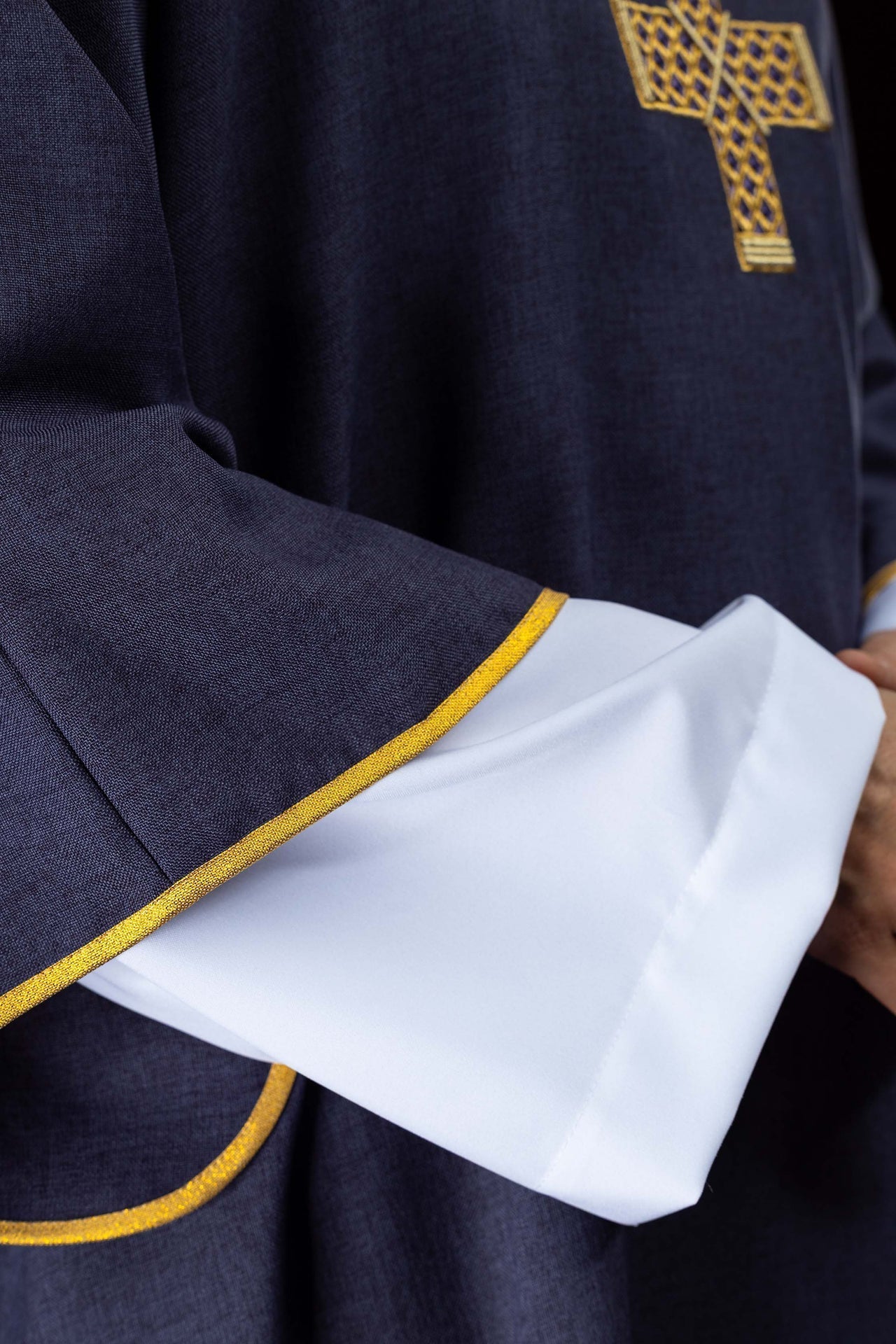 Dalmática com cruzes bordadas e gola roxa - chasubles.com.br