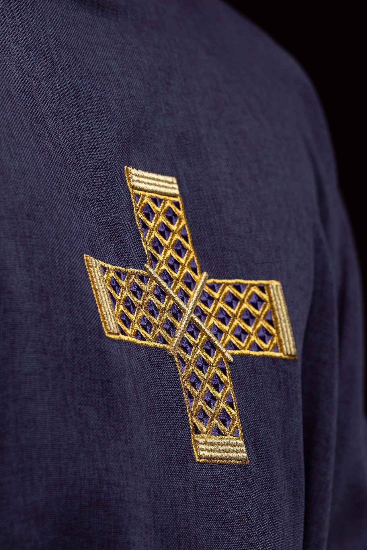 Dalmática com cruzes bordadas e gola roxa - chasubles.com.br