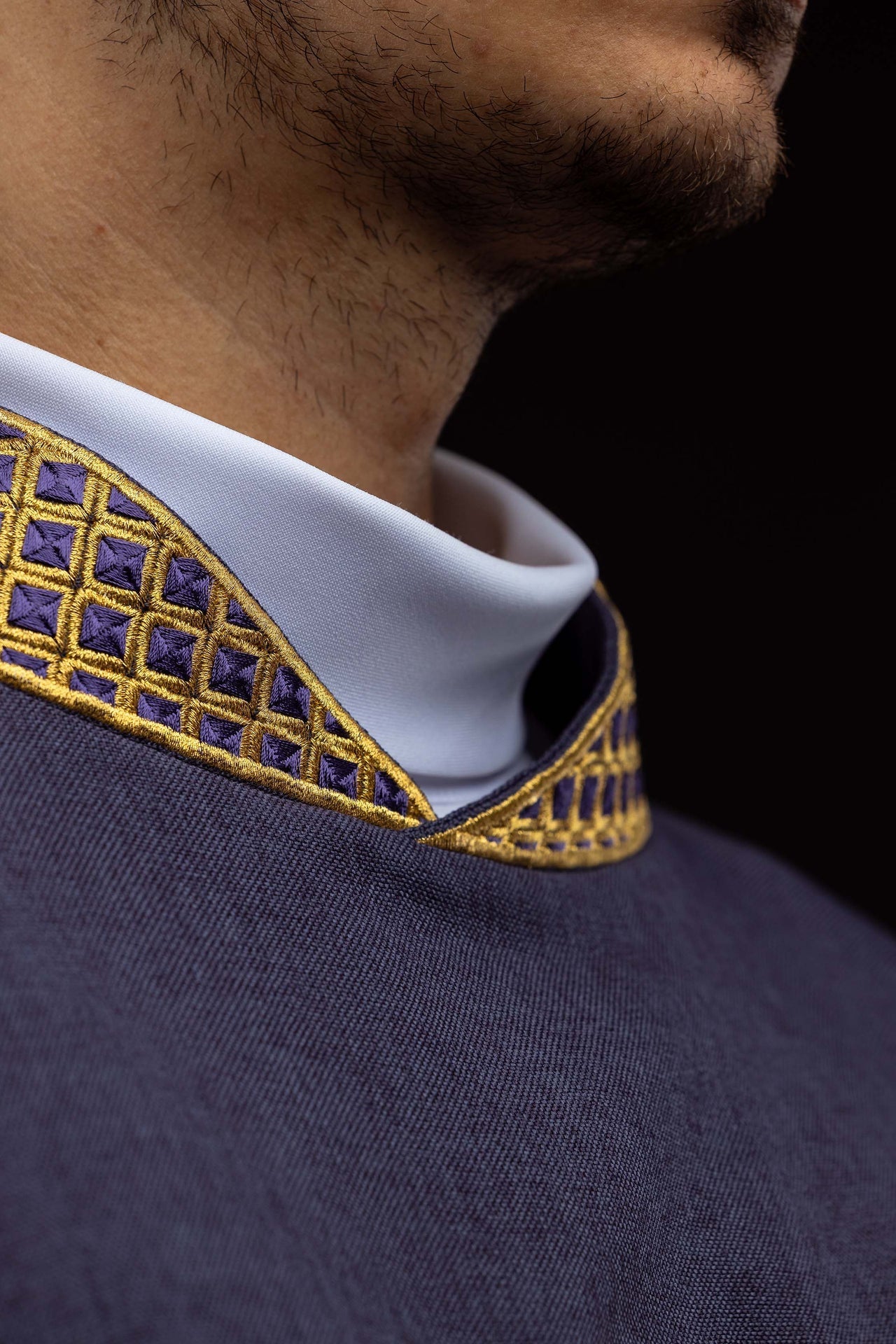 Dalmática com cruzes bordadas e gola roxa - chasubles.com.br
