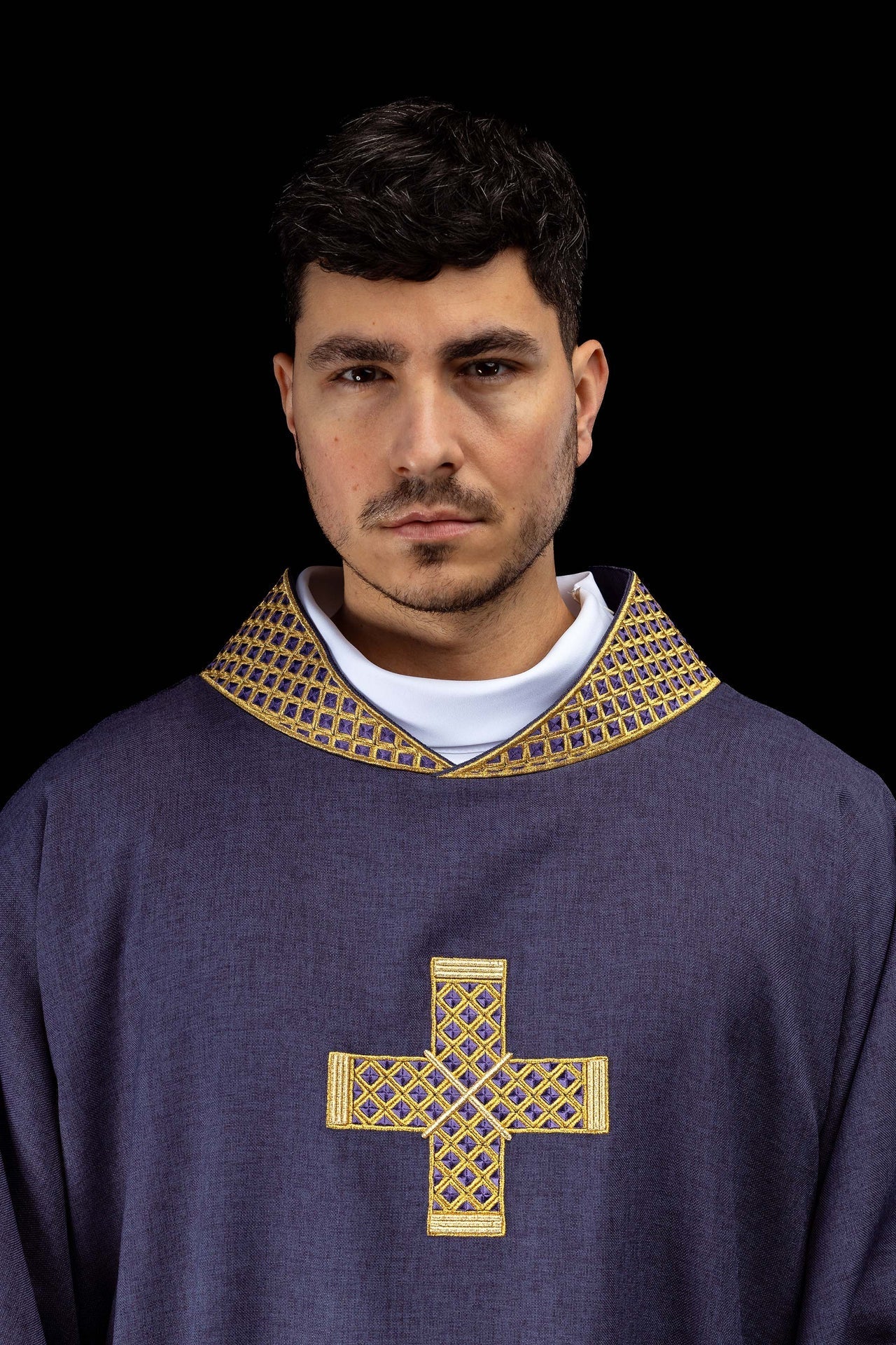 Dalmática com cruzes bordadas e gola roxa - chasubles.com.br