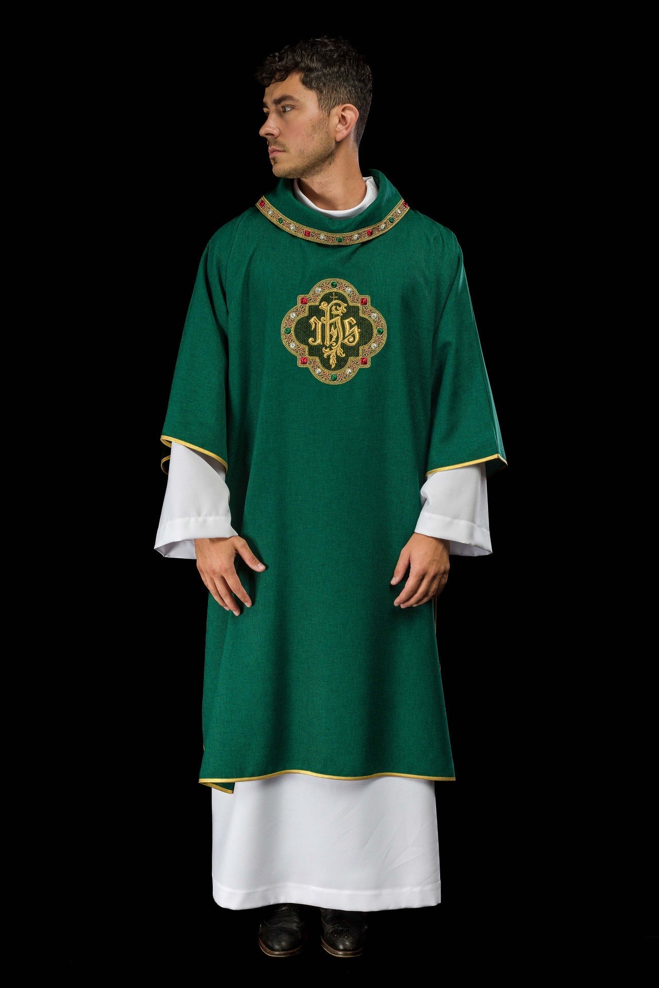 Dalmática com símbolo IHS e gola verde - chasubles.com.br