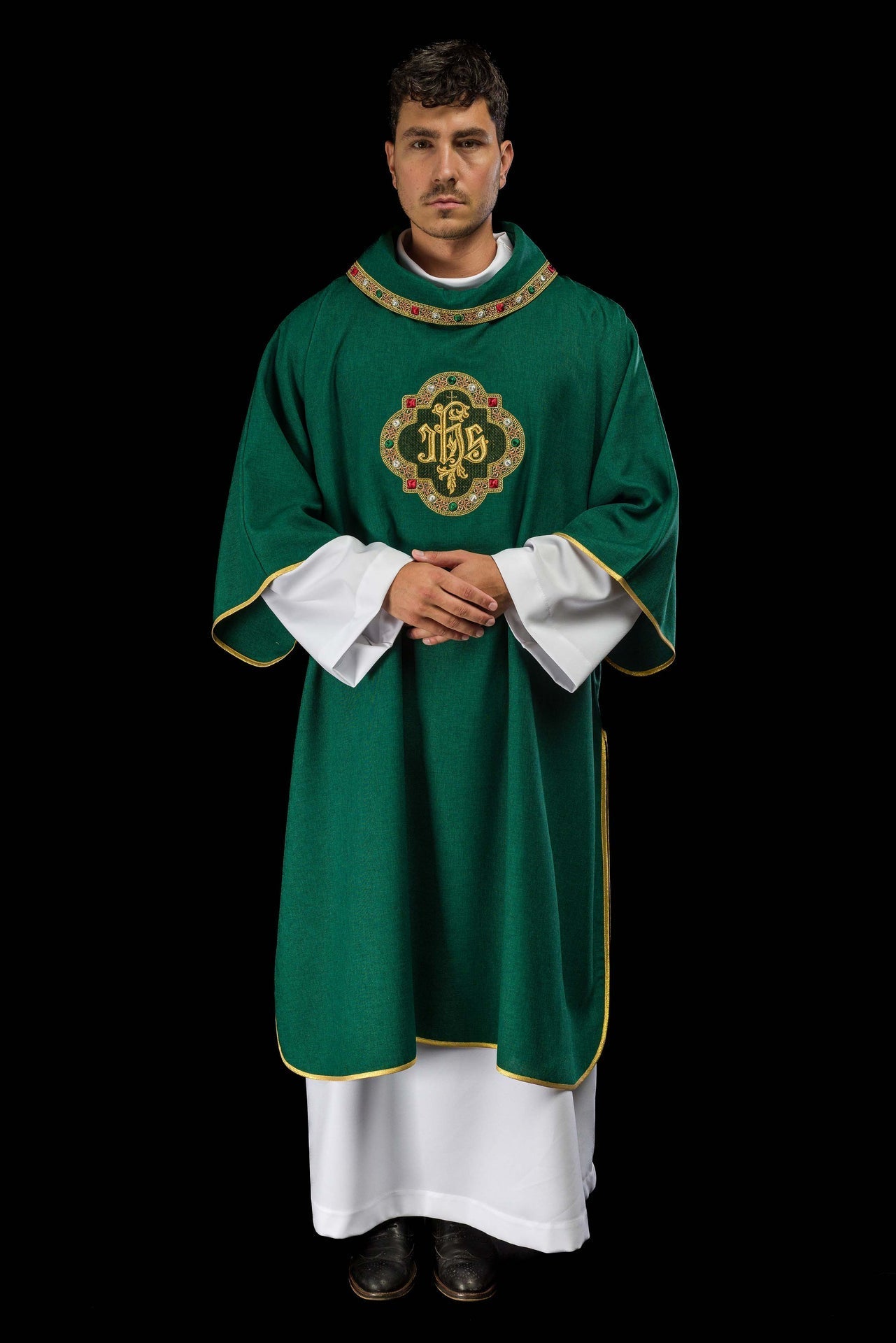 Dalmática com símbolo IHS e gola verde - chasubles.com.br