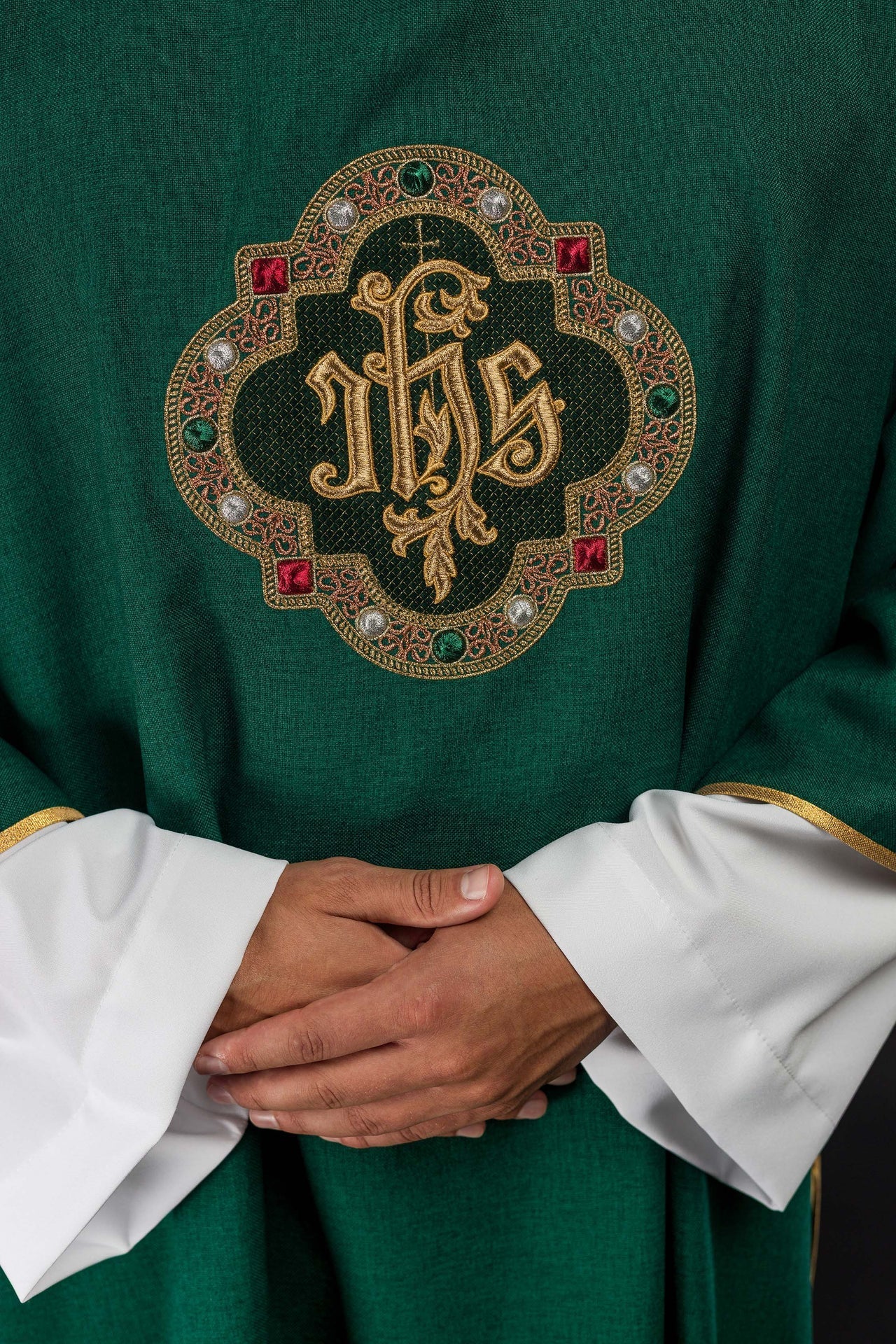 Dalmática com símbolo IHS e gola verde - chasubles.com.br