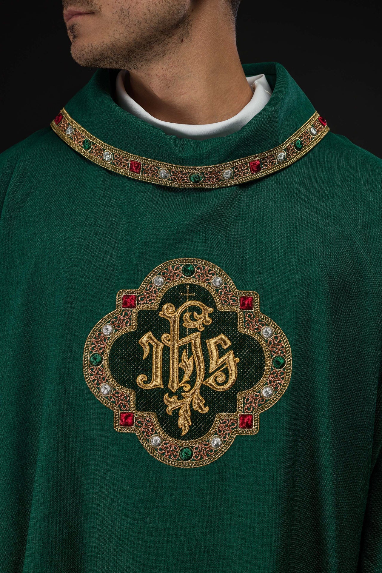 Dalmática com símbolo IHS e gola verde - chasubles.com.br