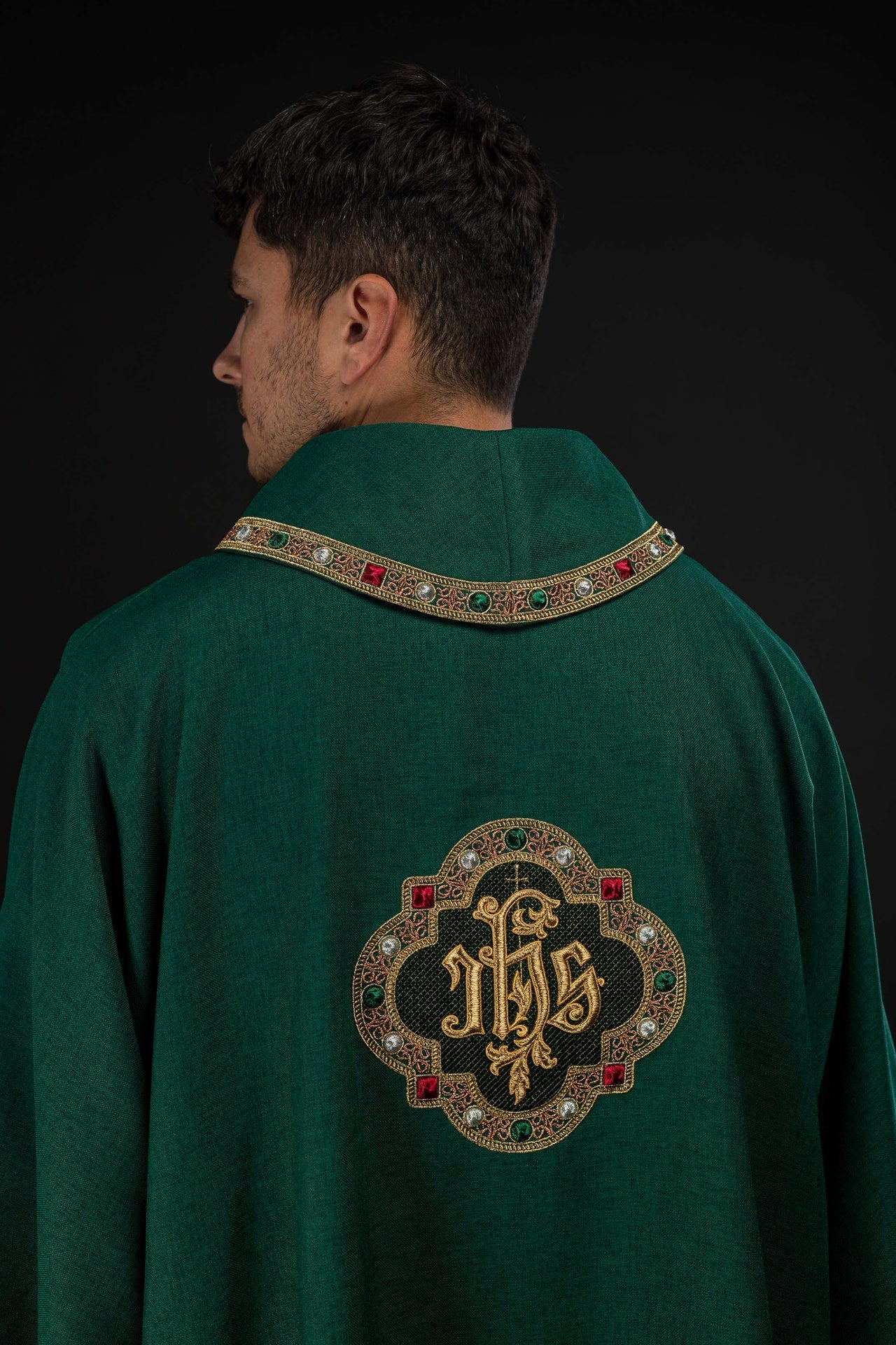 Dalmática com símbolo IHS e gola verde - chasubles.com.br