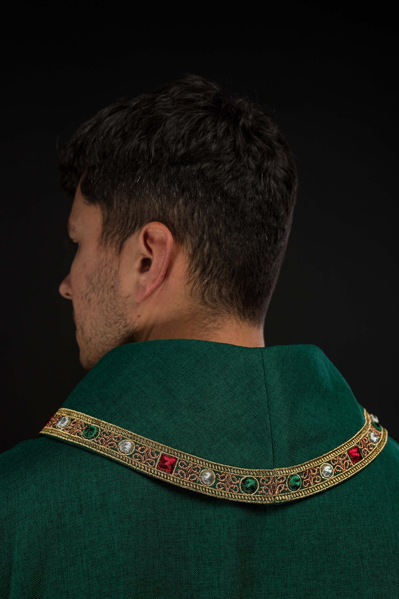 Dalmática com símbolo IHS e gola verde - chasubles.com.br