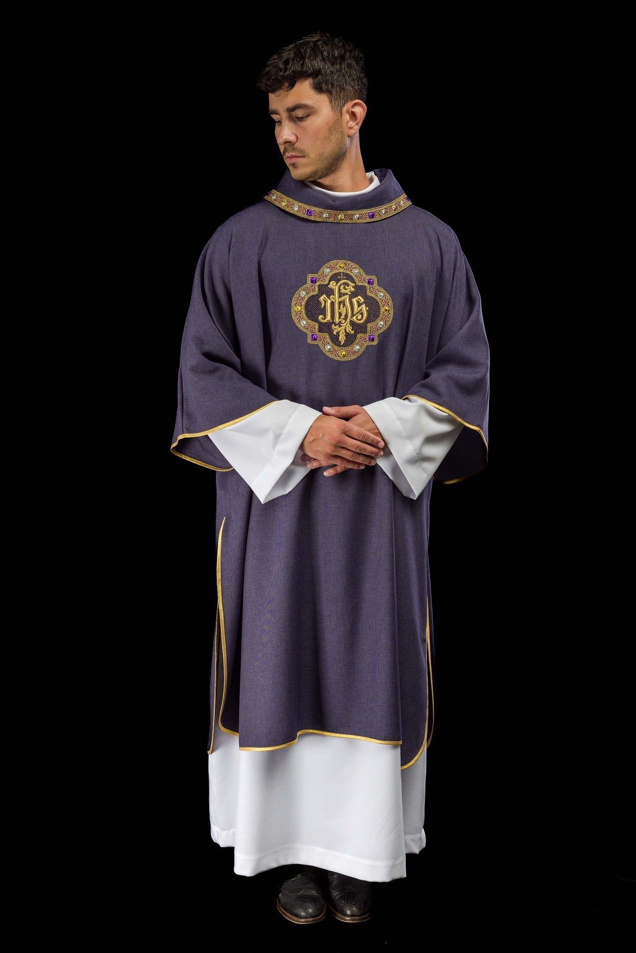 Dalmática com símbolo IHS e gola roxa - chasubles.com.br