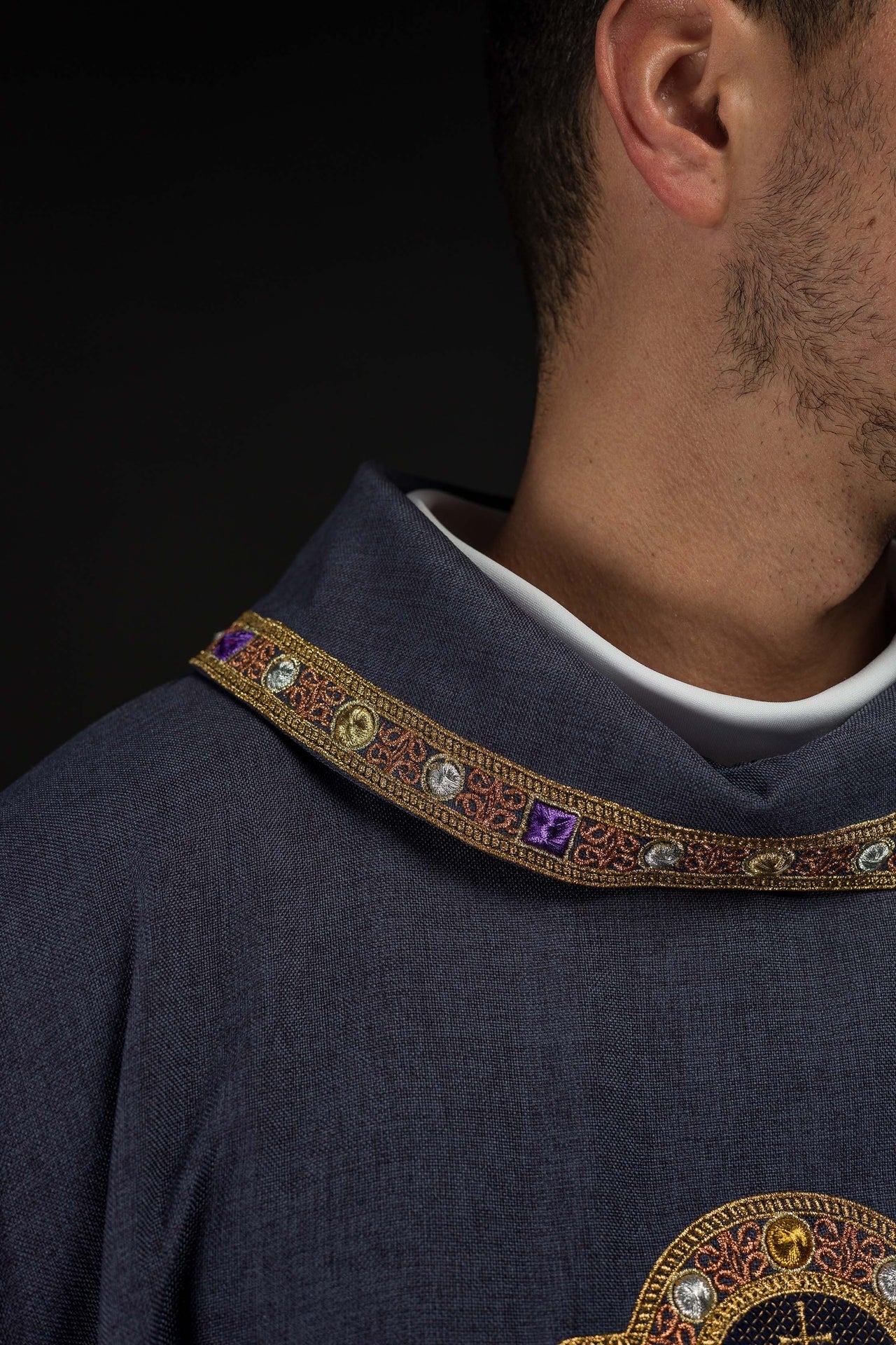 Dalmática com símbolo IHS e gola roxa - chasubles.com.br
