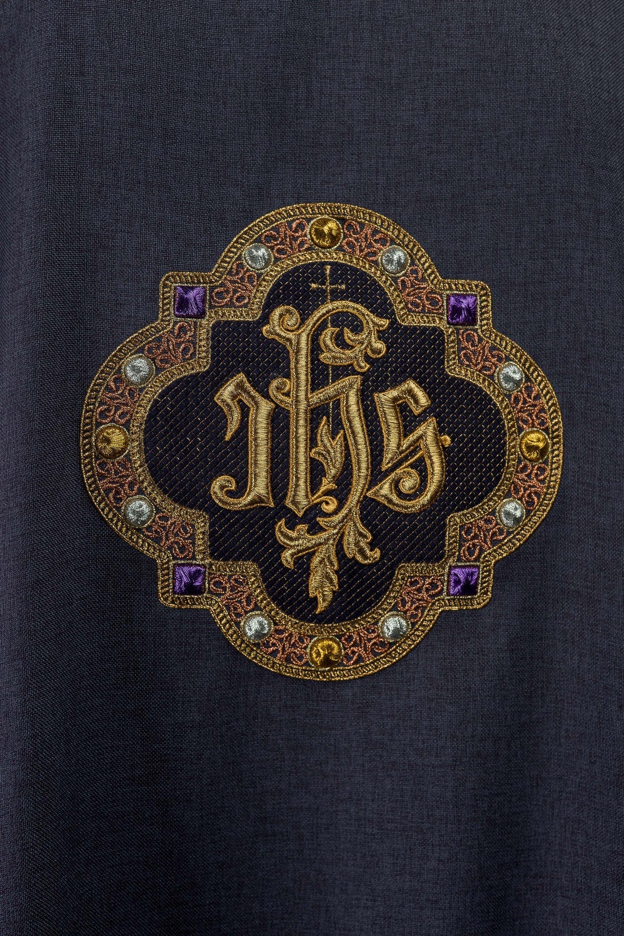 Dalmática com símbolo IHS e gola roxa - chasubles.com.br