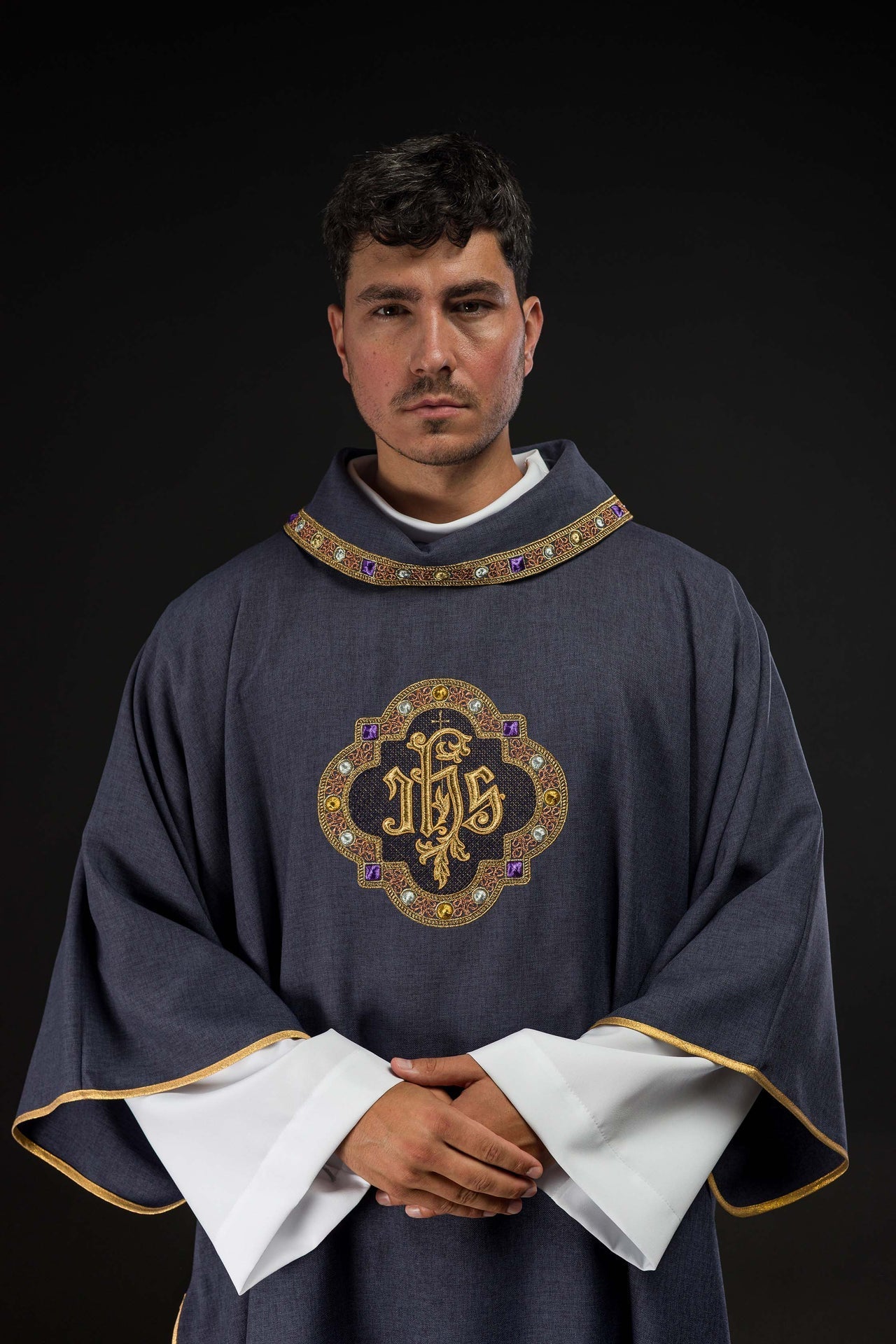 Dalmática com símbolo IHS e gola roxa - chasubles.com.br