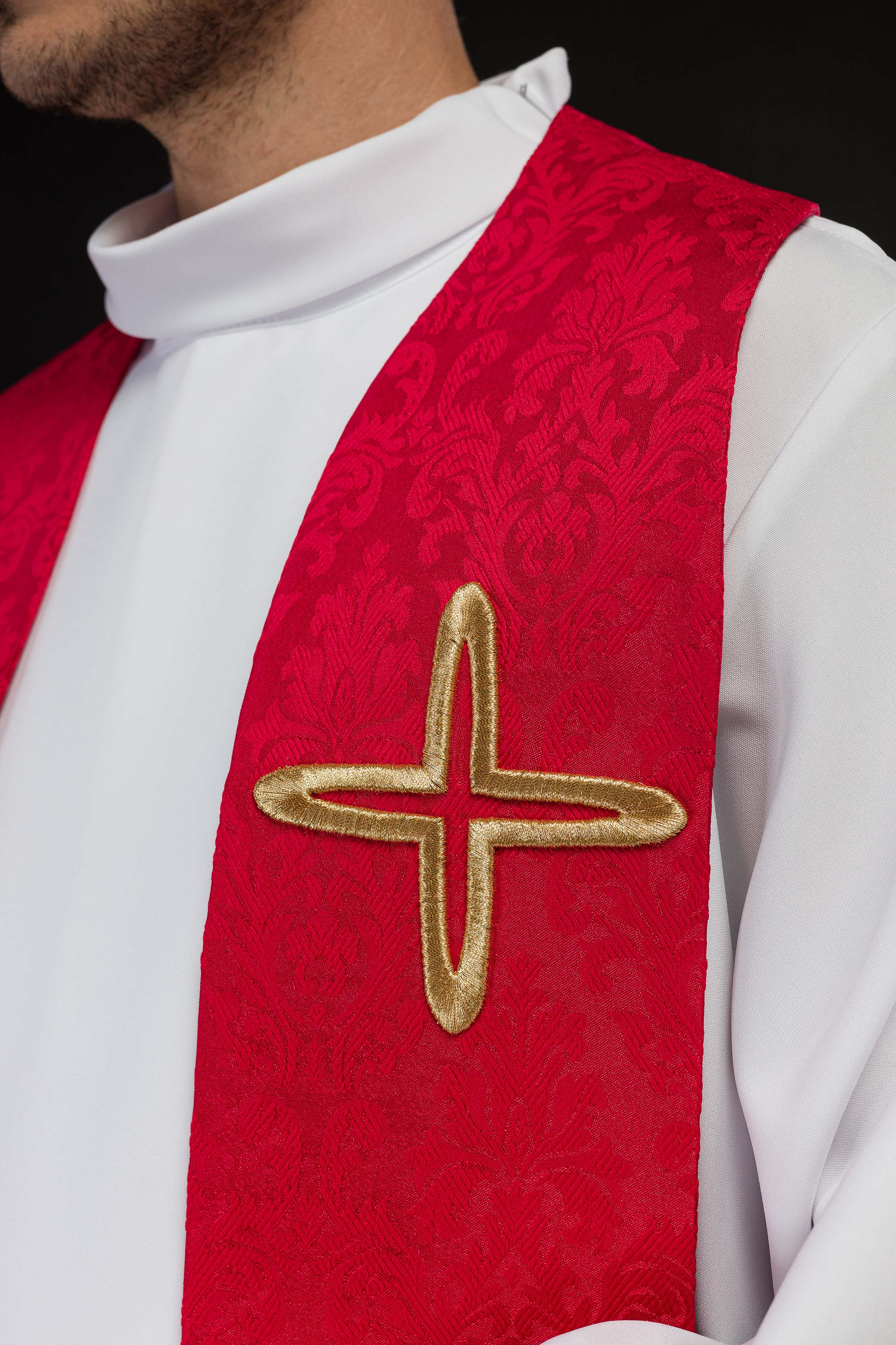 Estola bordada com motivos de cruzes vermelha - chasubles.com.br